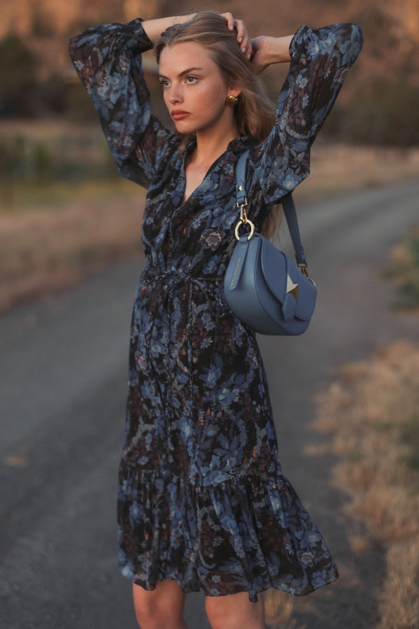 Vestido midi con botones y manga obispo de gasa de lúrex