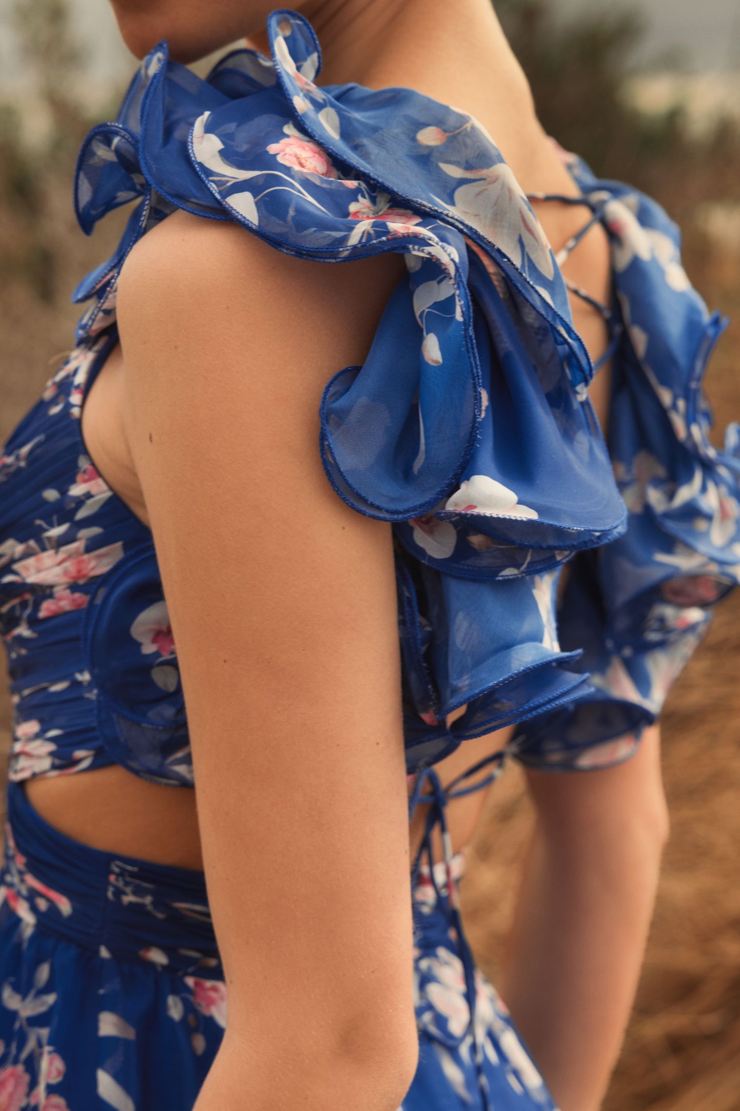 Vestido de gasa con abertura floral y volantes