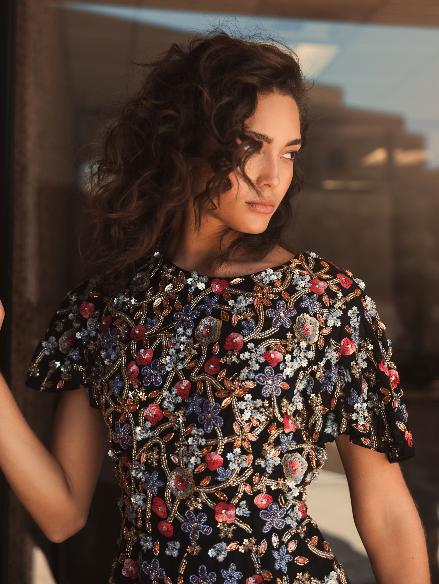 Top peplum con mangas de mariposa y adornos florales