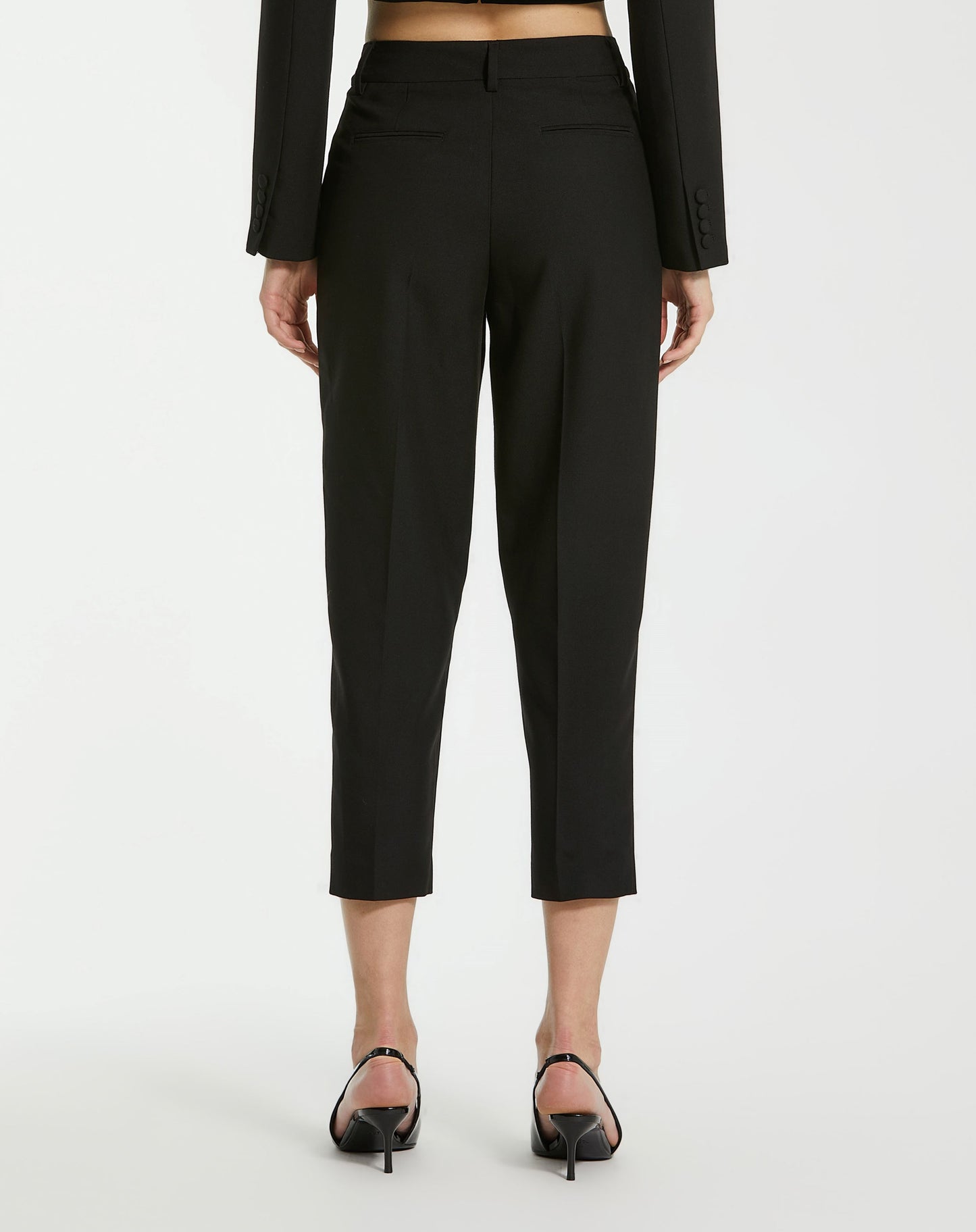 Pantalon capri ajusté classique en crêpe noir