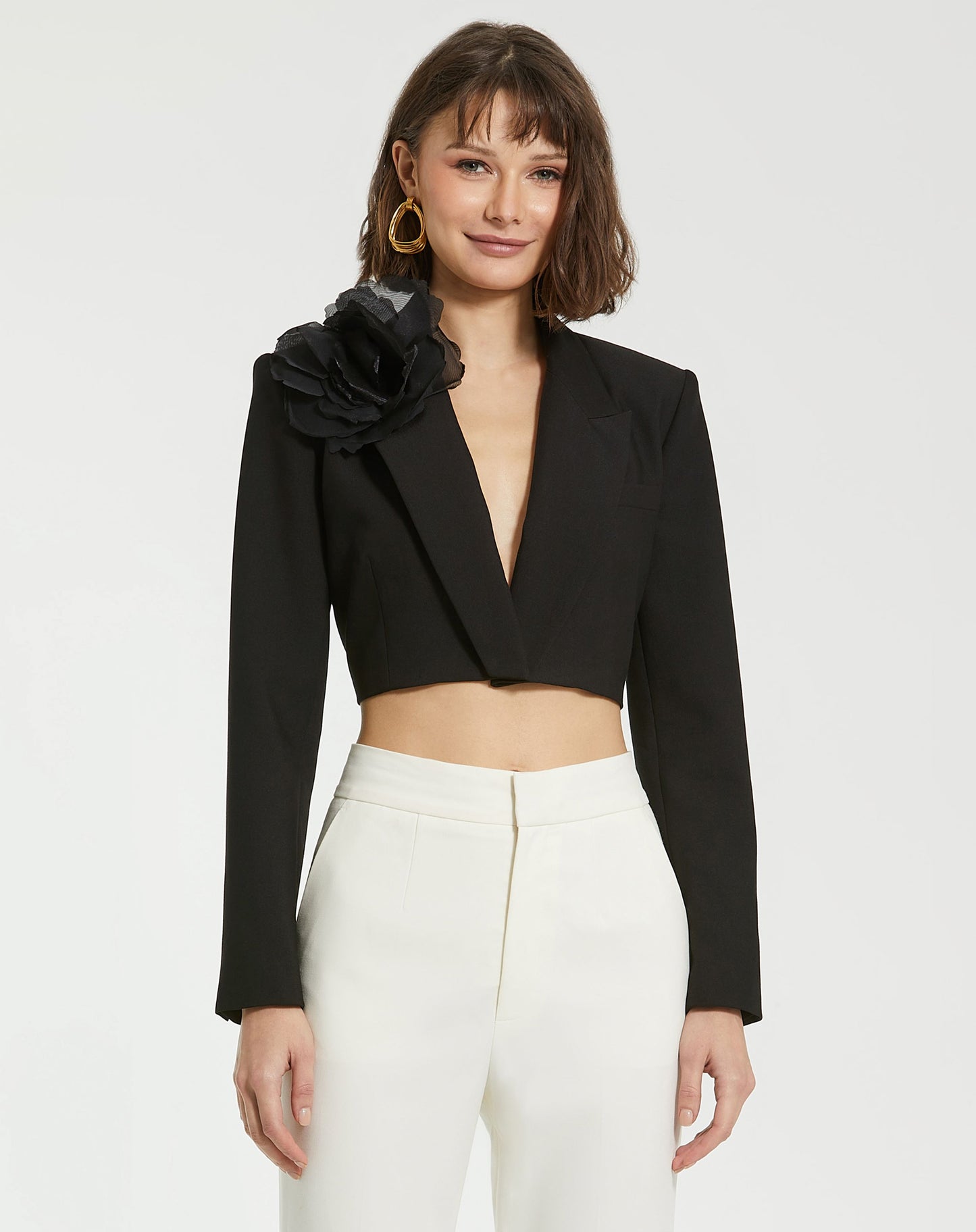 Veste blazer courte ajustée en crêpe à col cranté avec fleur 3D