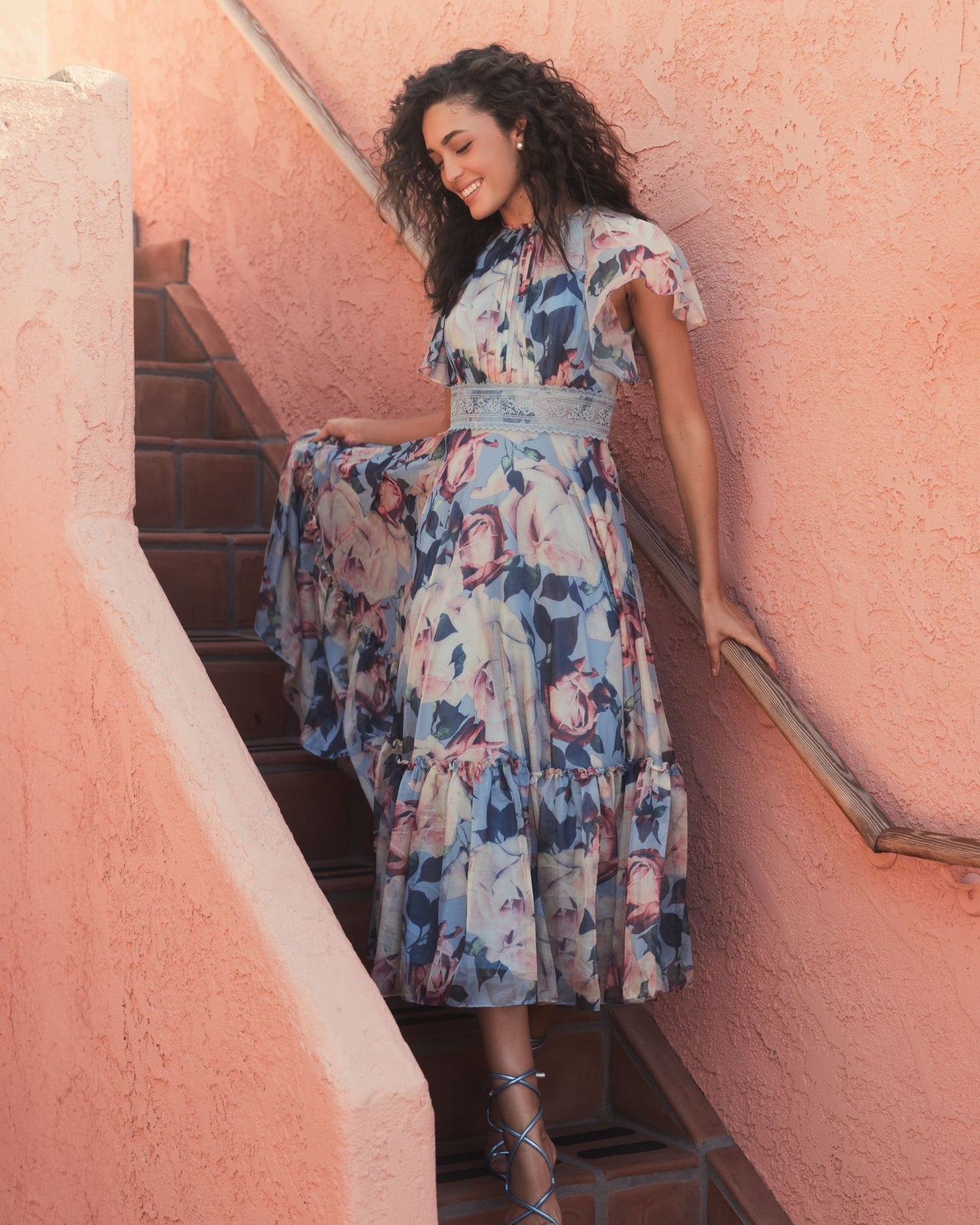 Vestido floral de gasa con cuello alto y mangas acampanadas