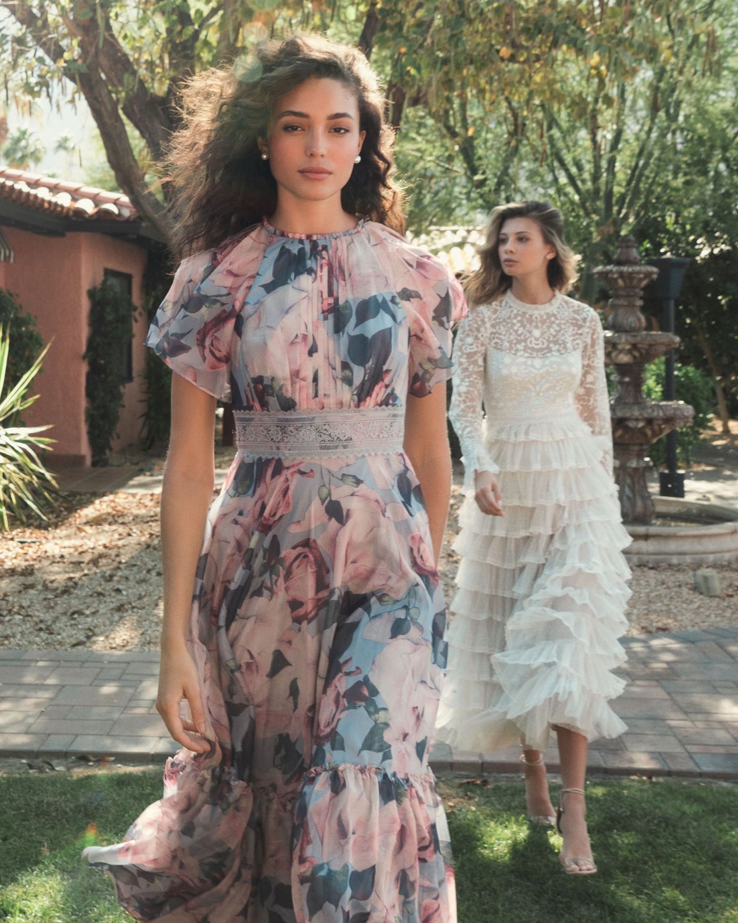 Vestido floral de gasa con cuello alto y mangas acampanadas