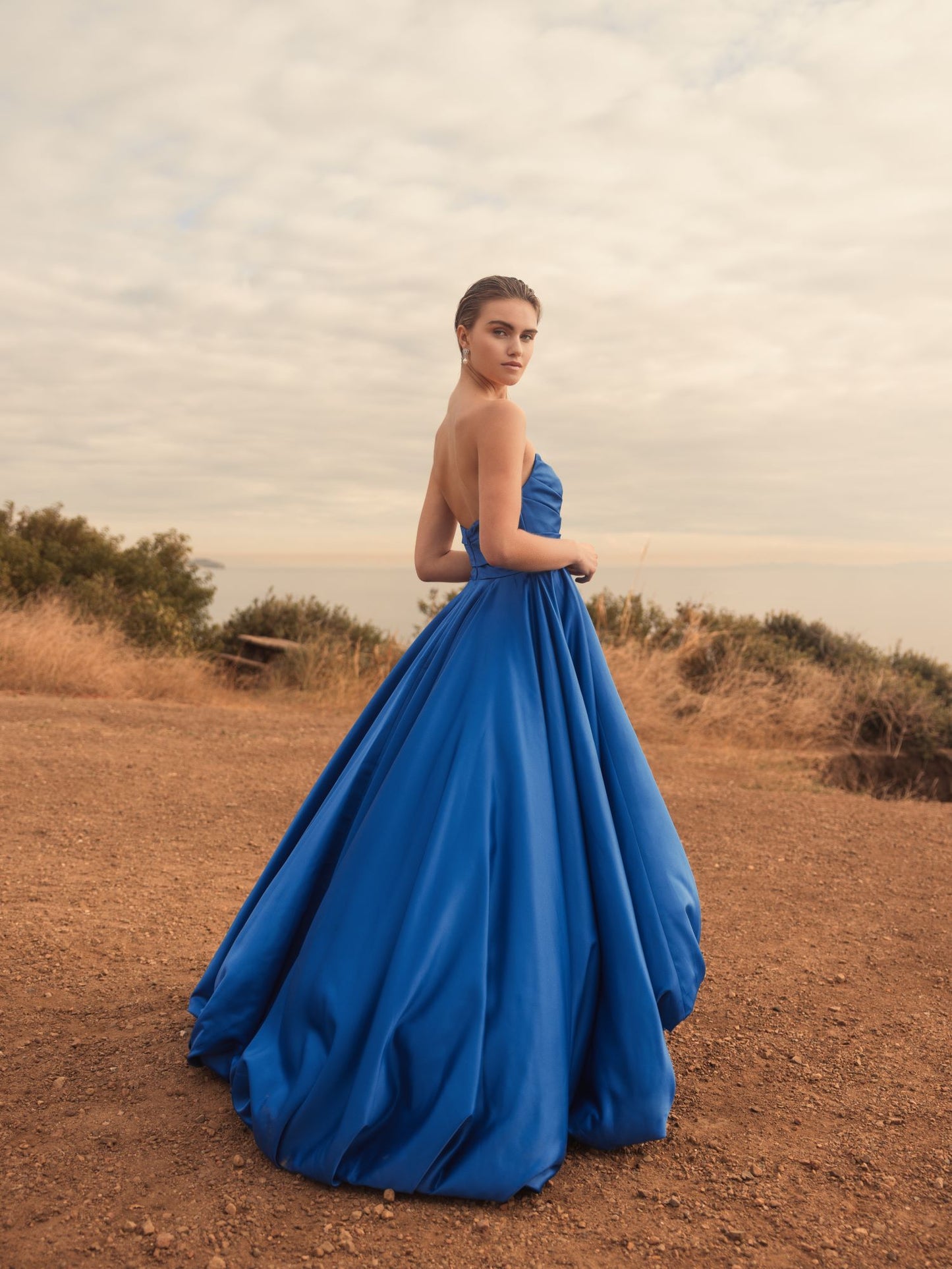 Vestido alto-bajo fruncido sin tirantes