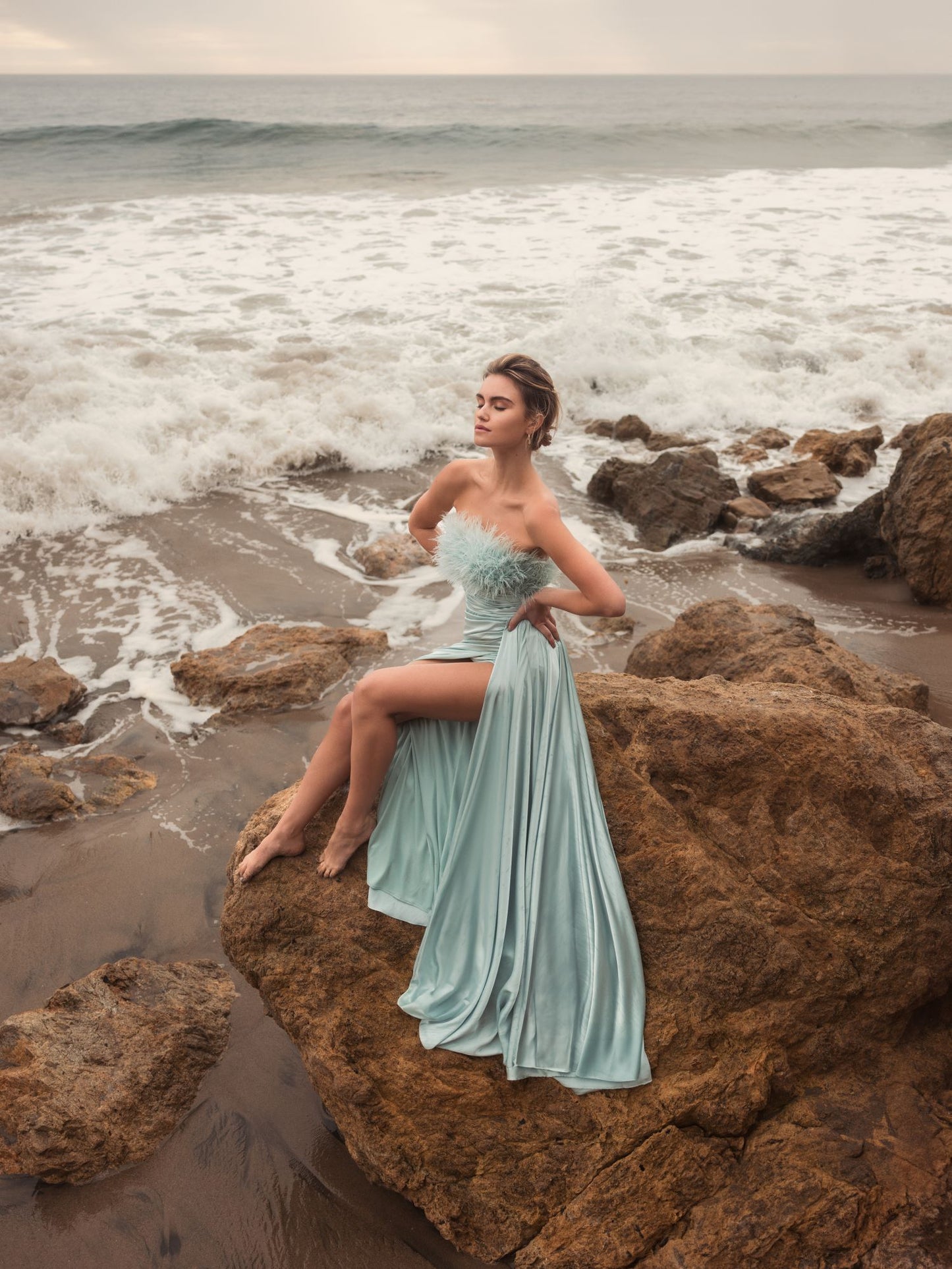 Vestido de satén sin tirantes con detalle de plumas