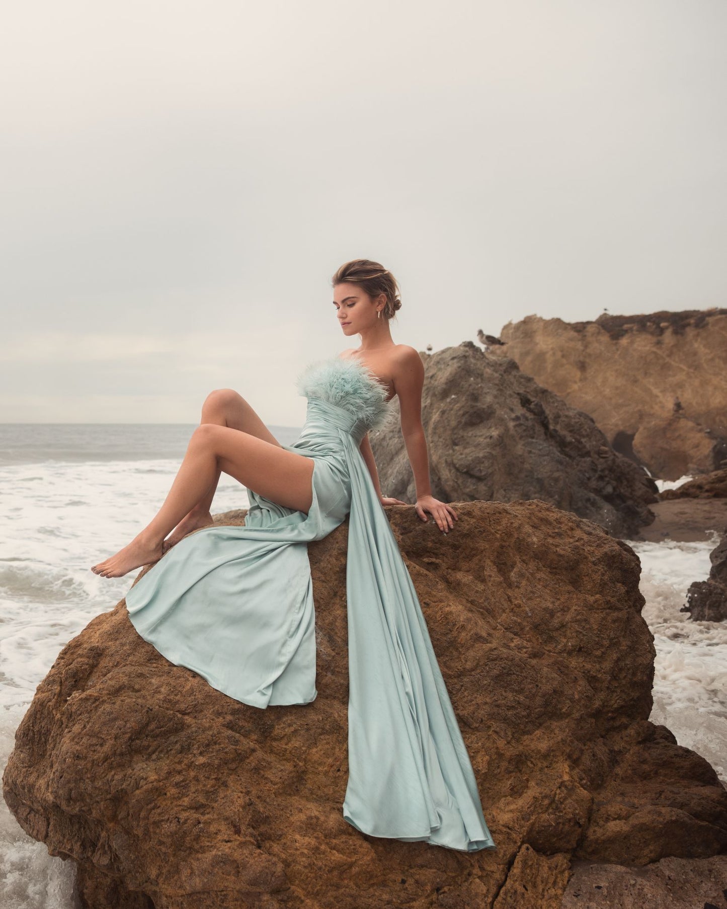 Vestido de satén sin tirantes con detalle de plumas