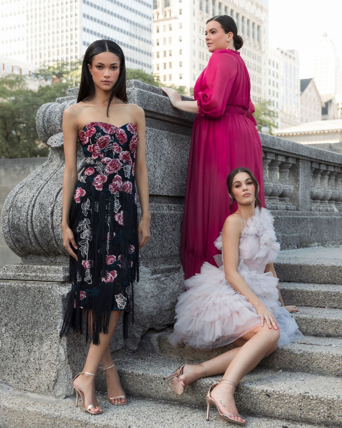 Vestido midi con bordado floral sin tirantes y detalle de flecos