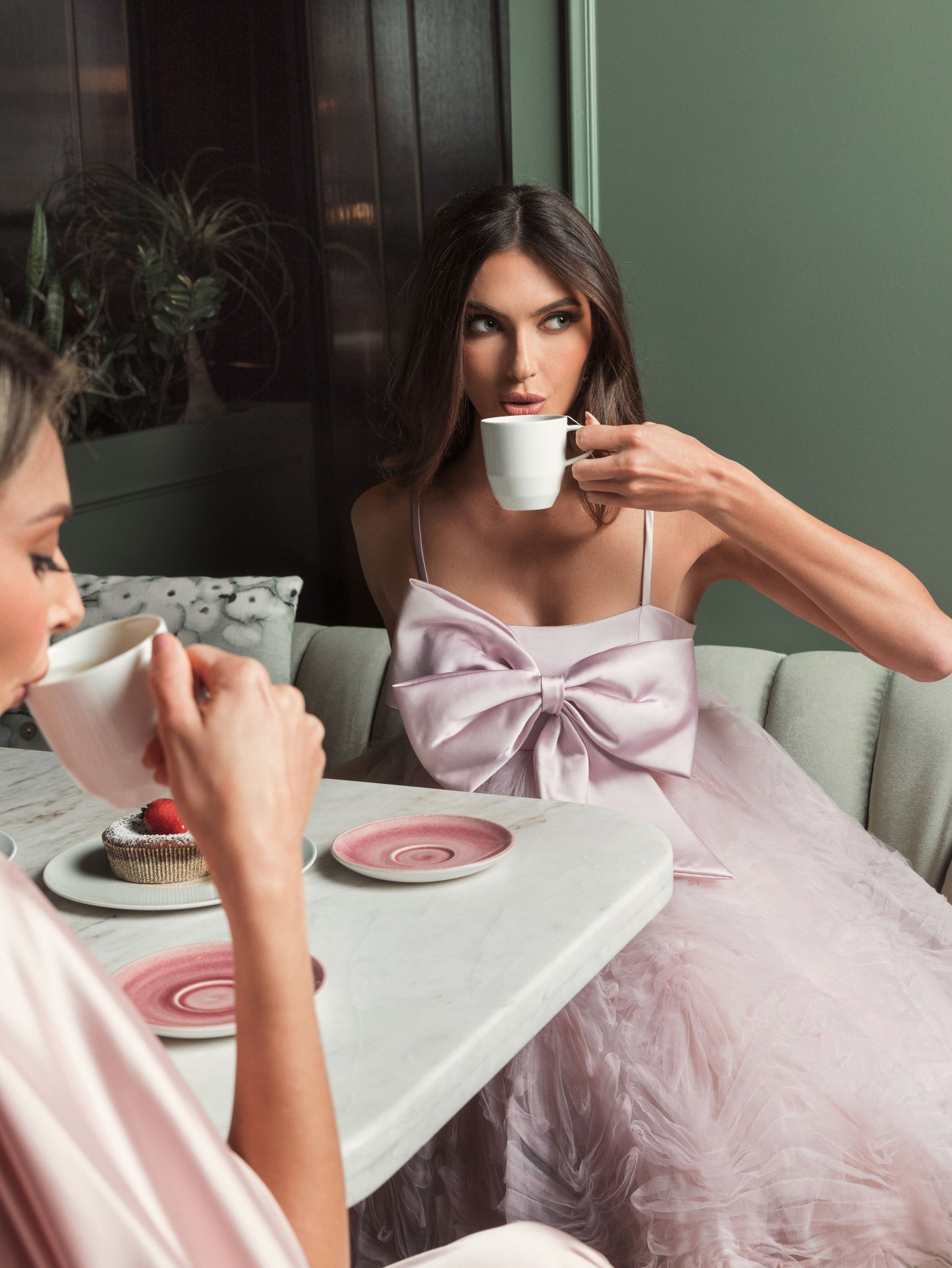 Vestido curto de tule com laço frontal