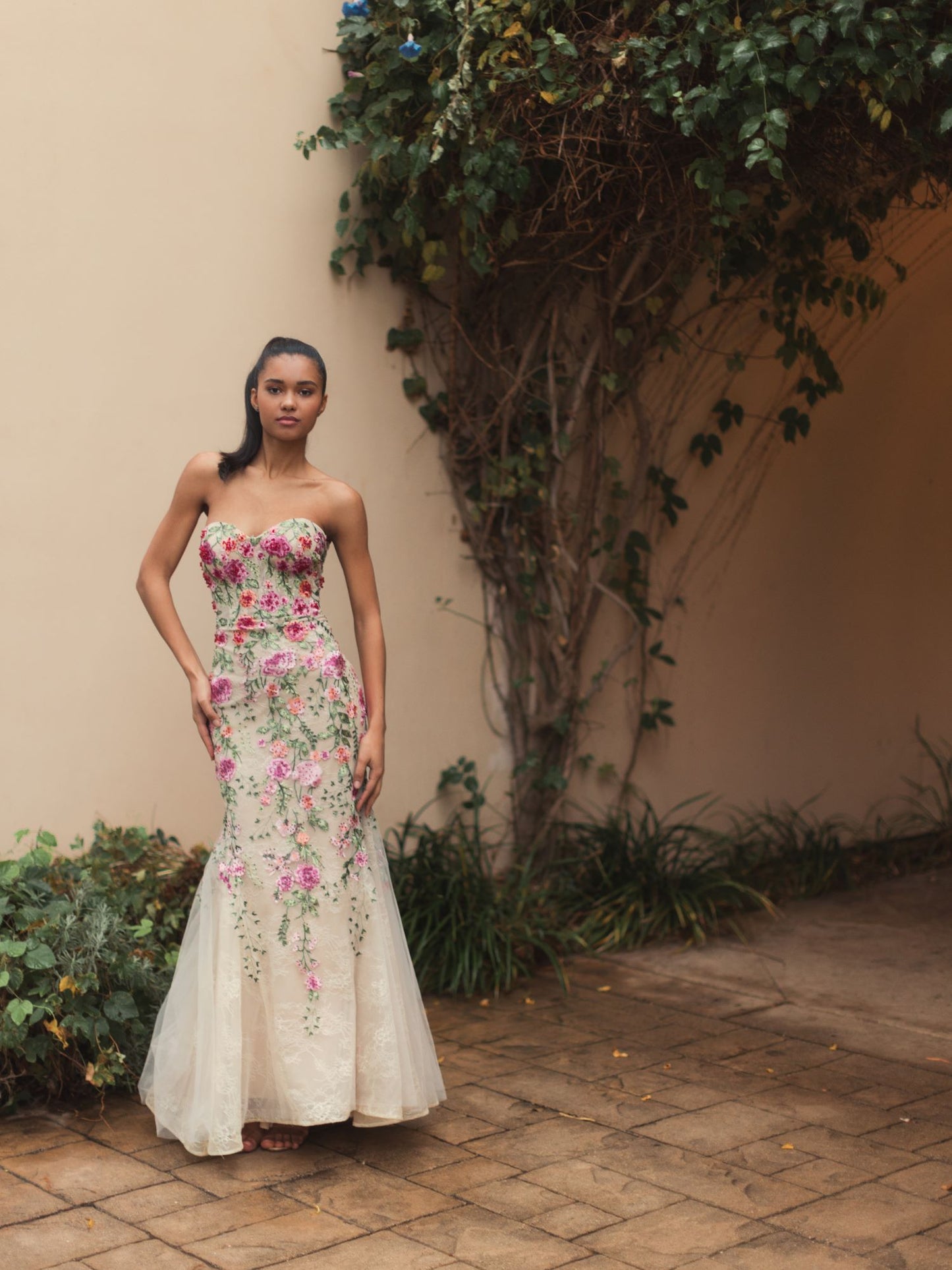 Vestido de sirena bordado con corpiño transparente sin tirantes