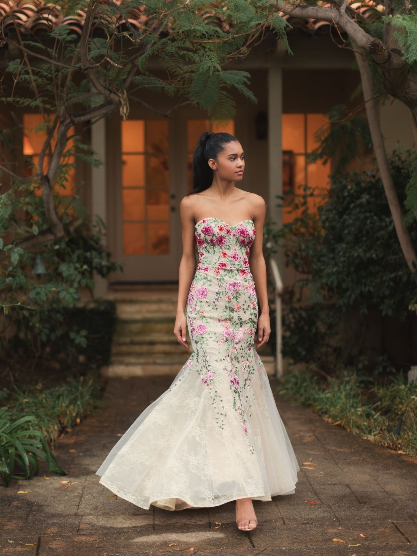 Vestido de sirena bordado con corpiño transparente sin tirantes