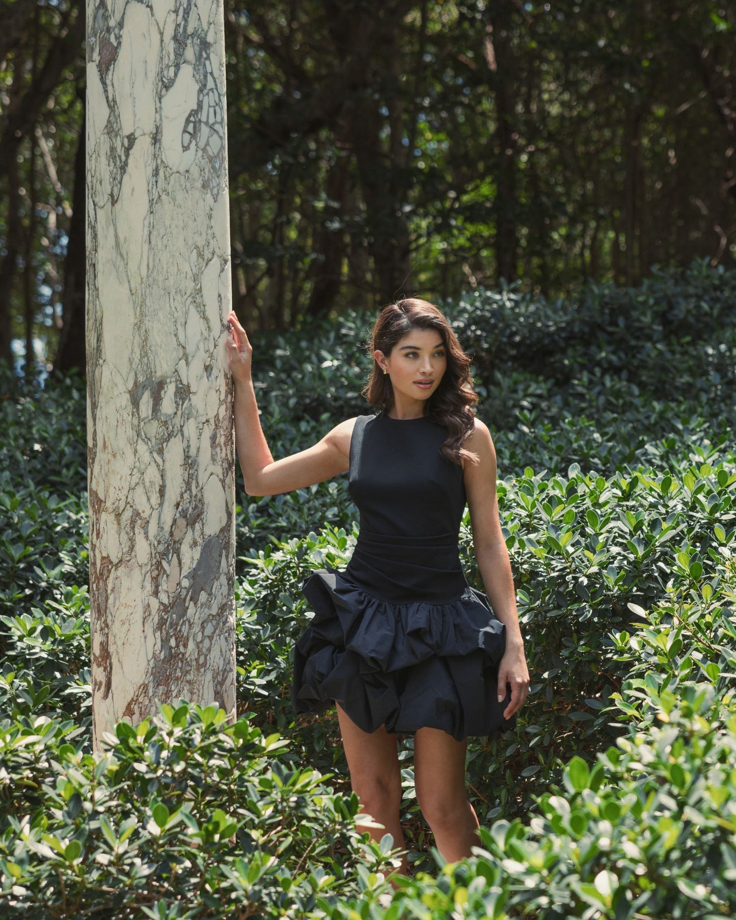 Minivestido con falda de burbujas de crepé sin mangas