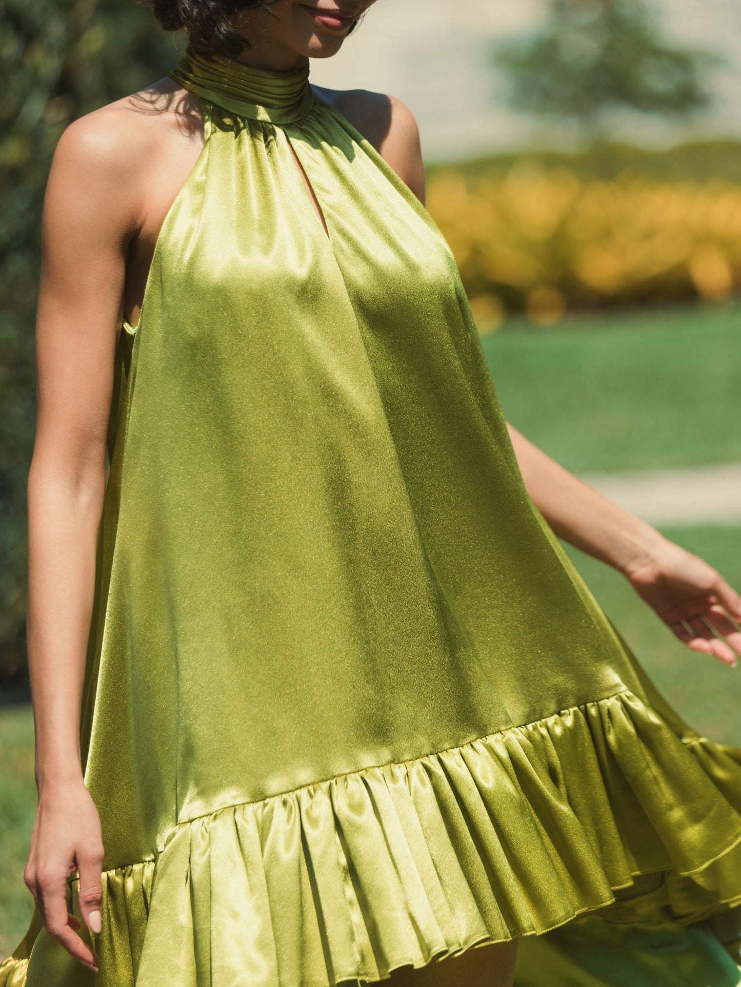 Vestido curto de cetim com gola alta e abertura de fechadura