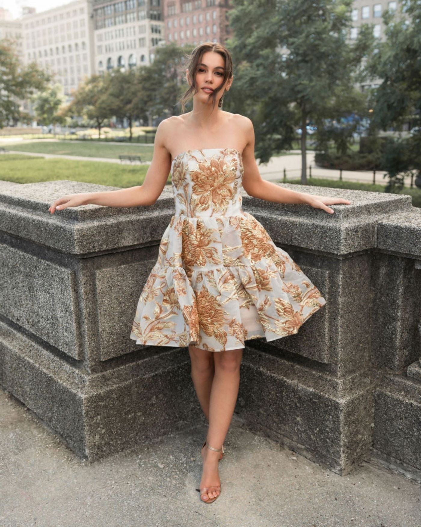 Vestido curto de brocado sem alças com bolsos