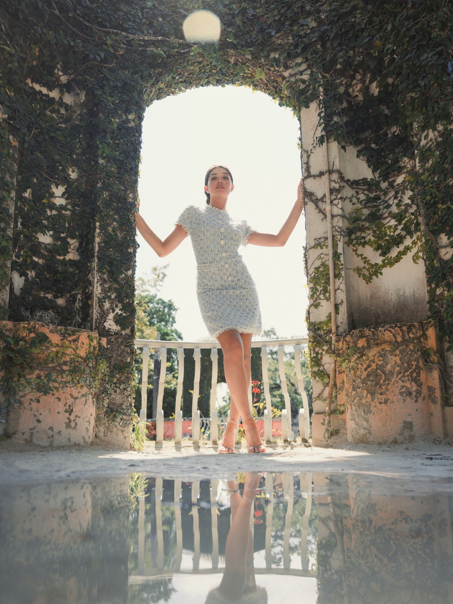 Vestido recto con detalle de botones florales y manga japonesa