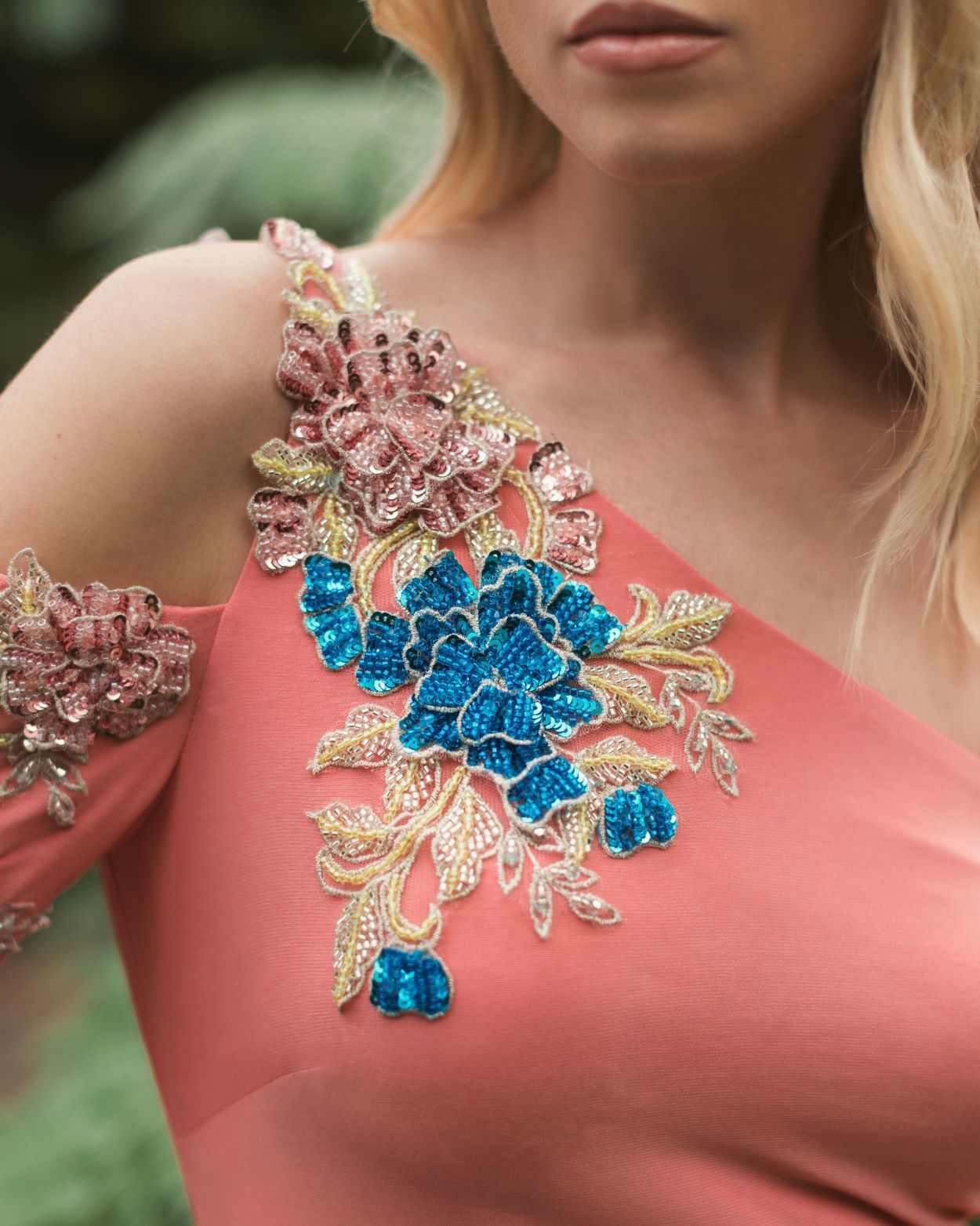 Vestido de manga larga con adornos florales y un hombro