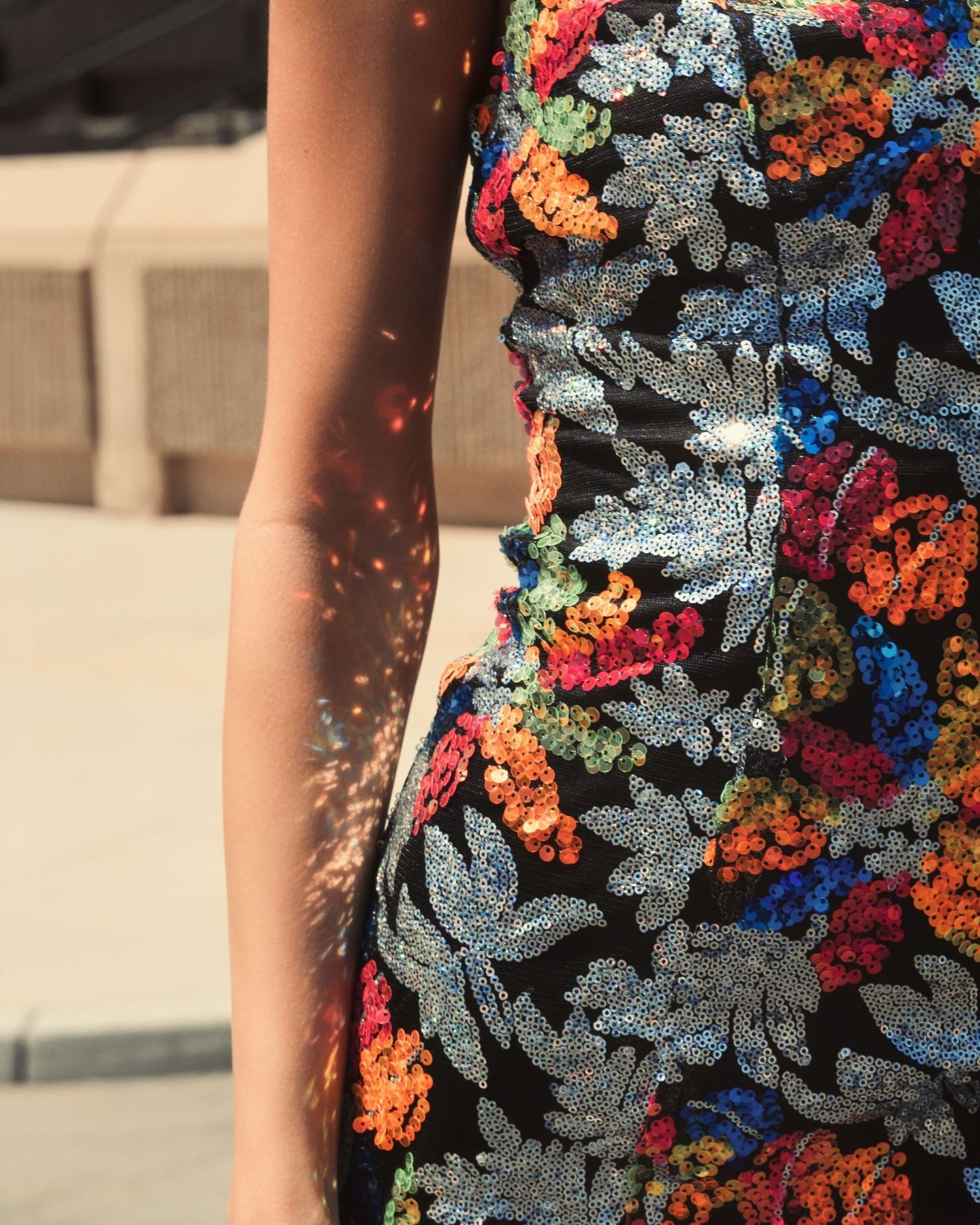 Vestido curto com detalhes florais e lantejoulas