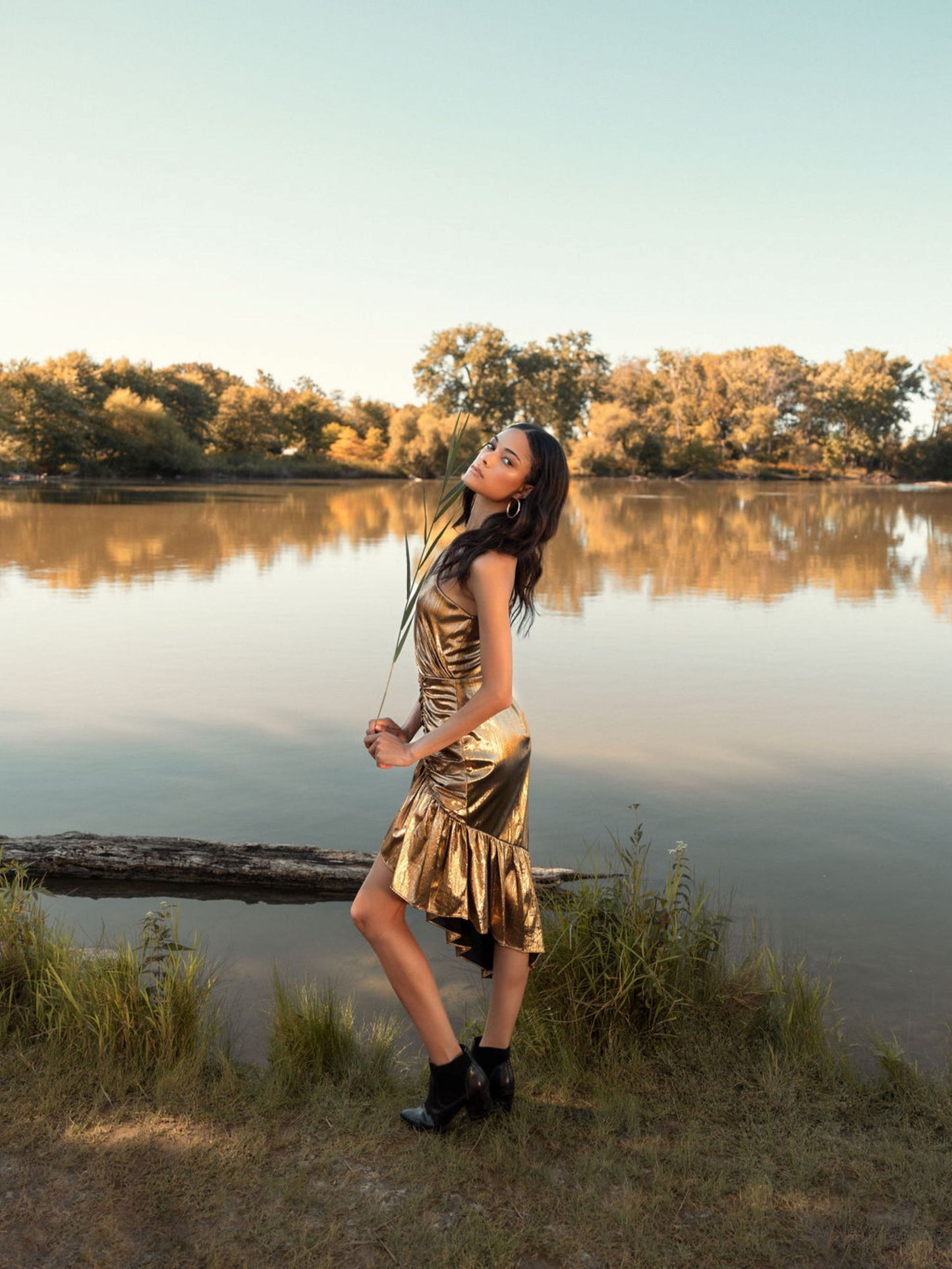 Vestido asimétrico con hombros descubiertos y mangas abullonadas