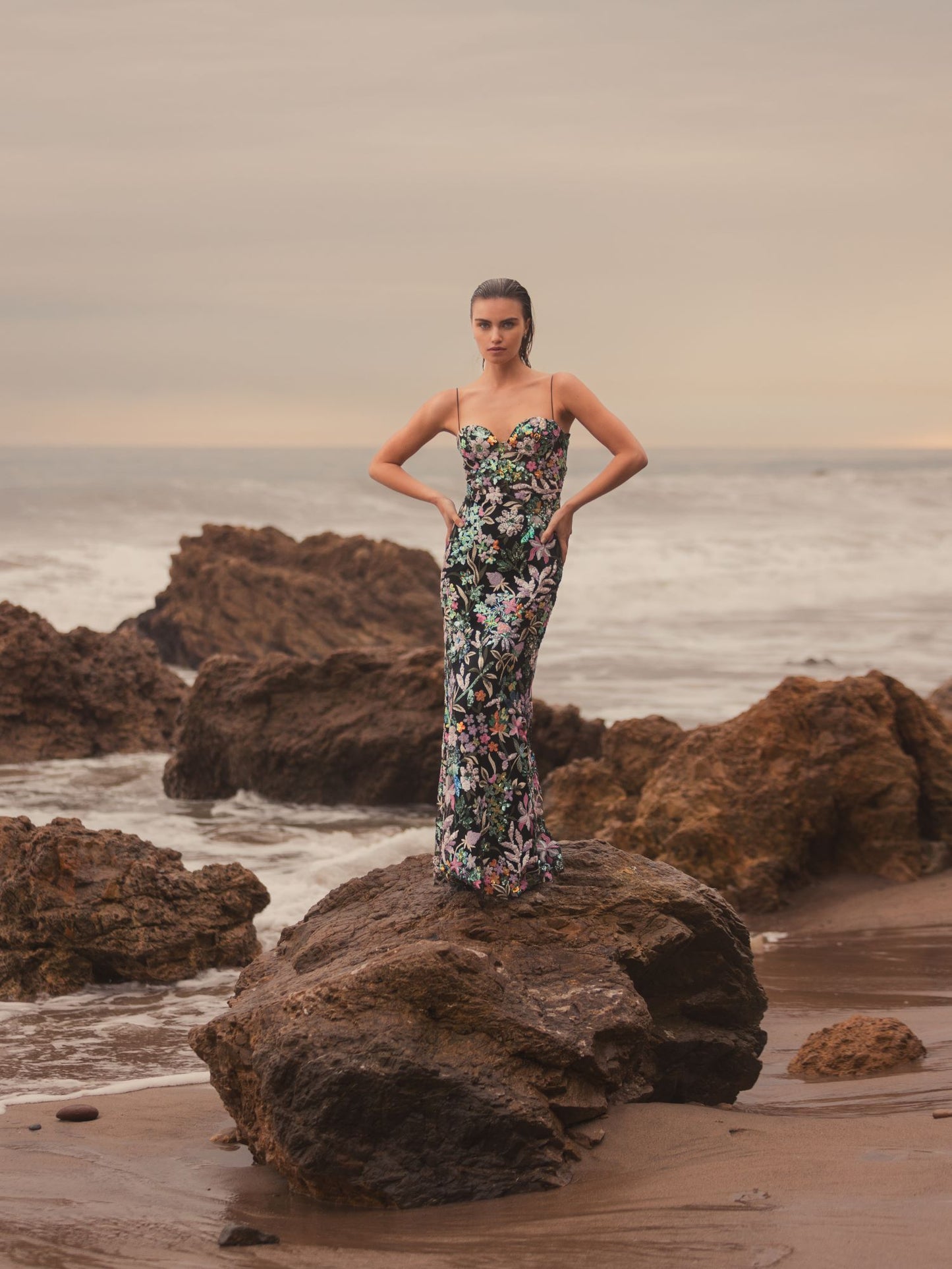 Kleid mit Spaghettiträgern, Bustier und bestickten Applikationen