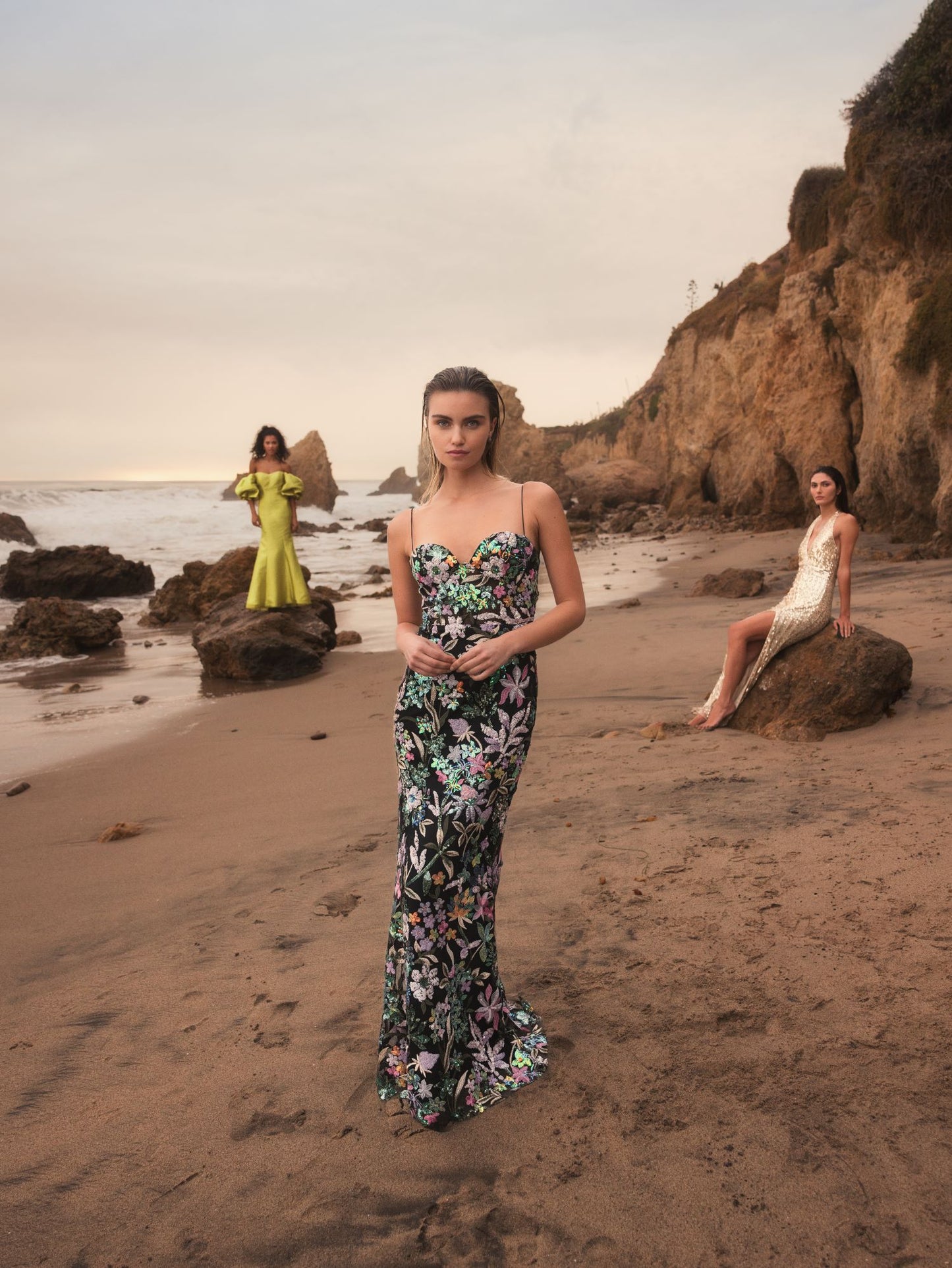 Vestido de alças finas com apliques bordados