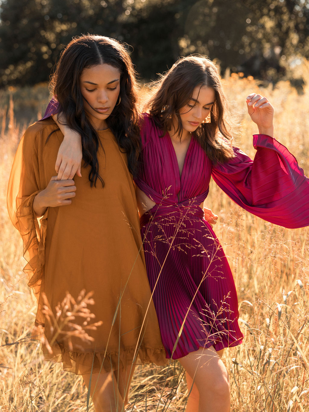 Vestido curto com gola alta e babados na bainha