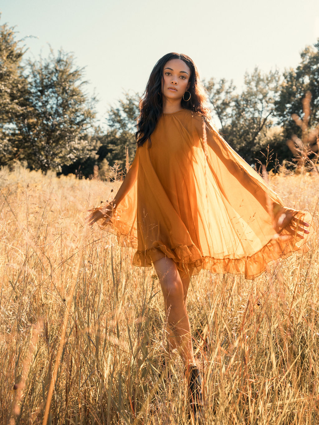 Vestido curto com gola alta e babados na bainha