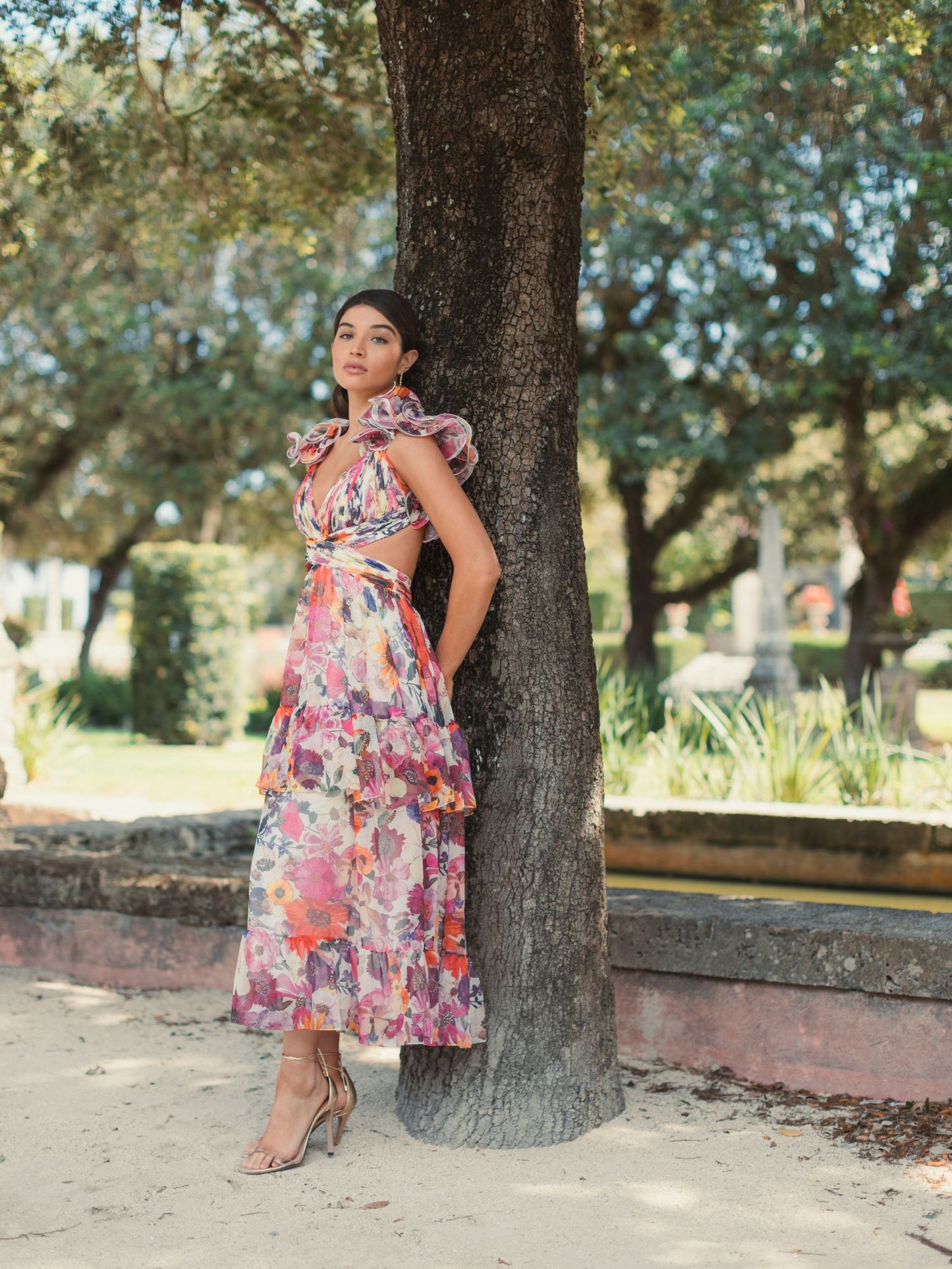 Vestido de chiffon floral com babados e recorte em camadas