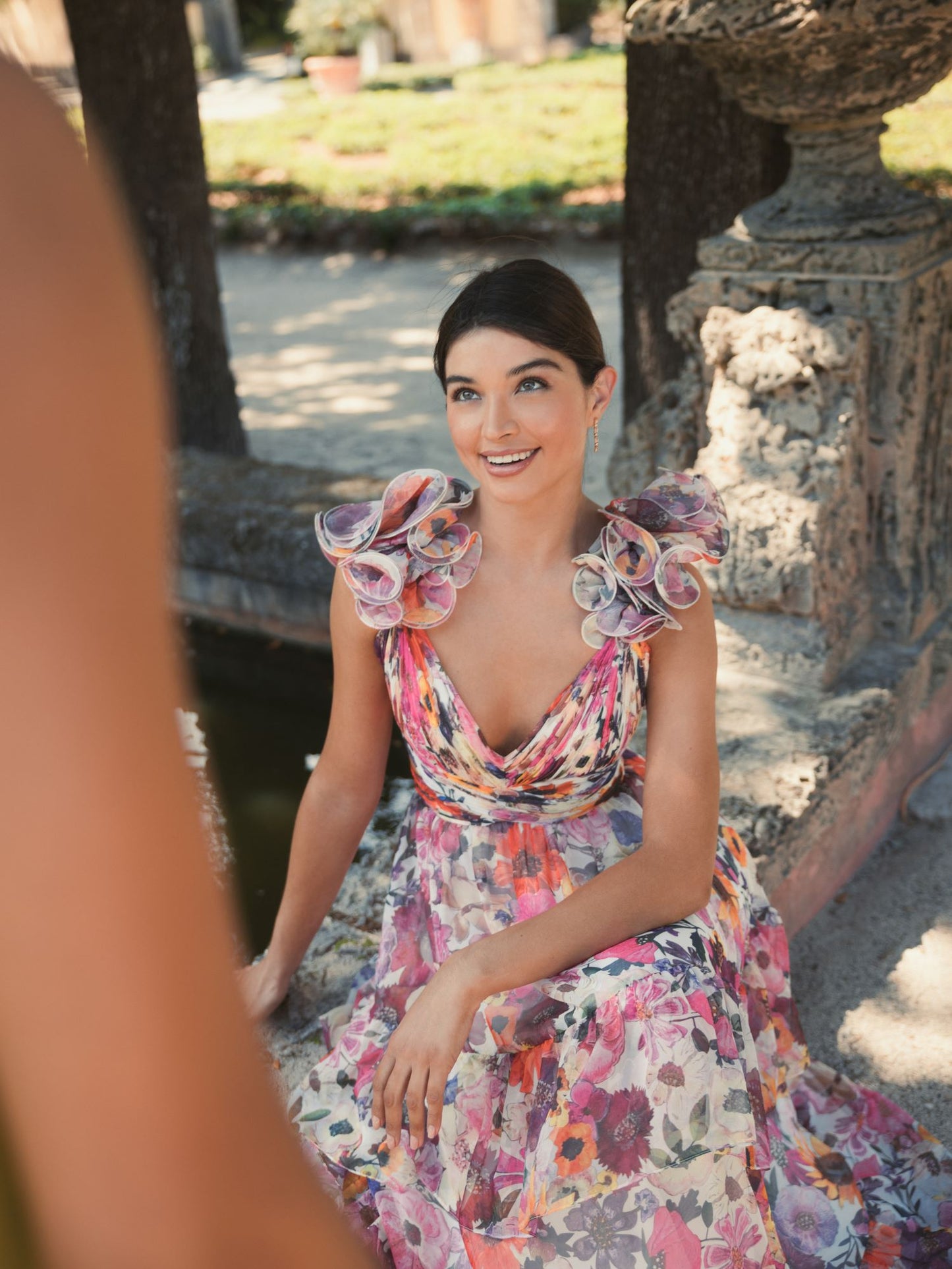 Vestido de gasa floral con aberturas escalonadas y volantes