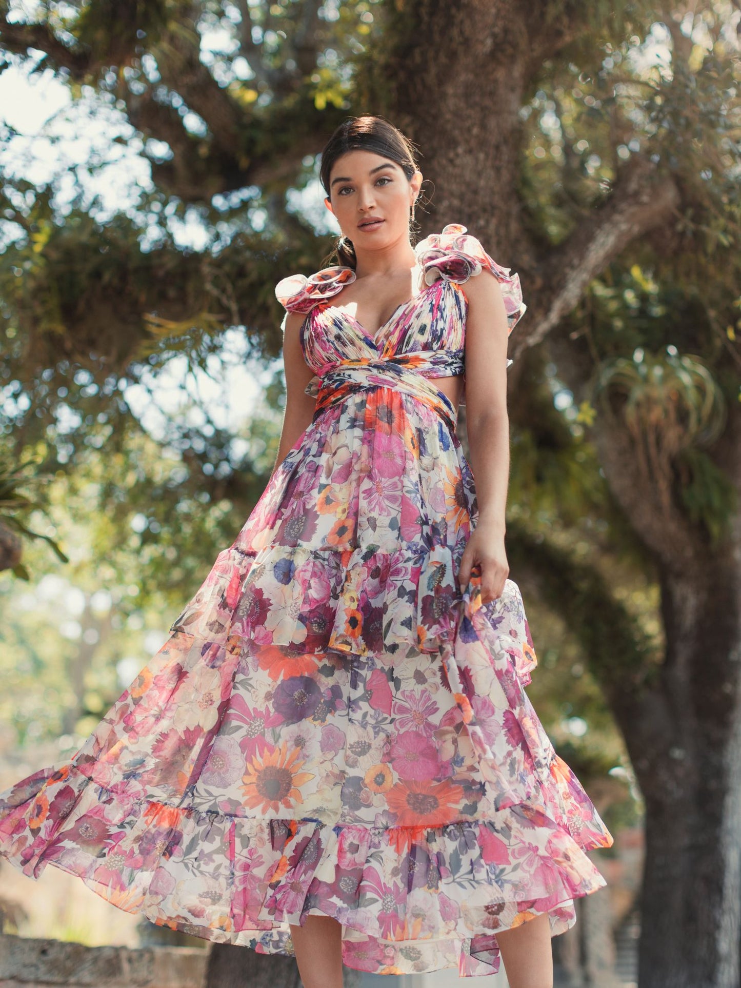 Vestido de gasa floral con aberturas escalonadas y volantes