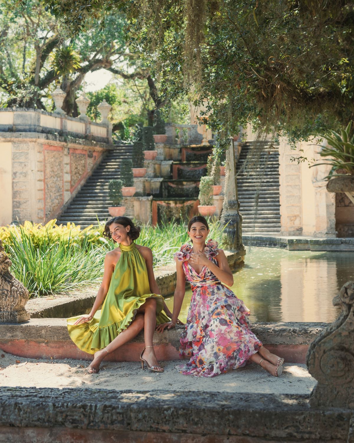 Vestido de gasa floral con aberturas escalonadas y volantes