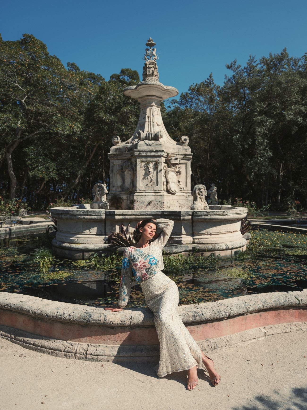 Vestido floral multicolorido com gola alta