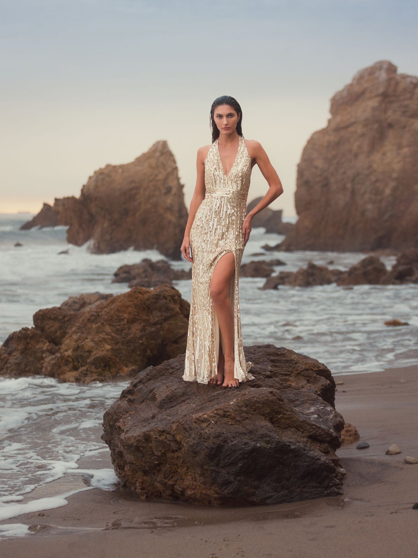 Vestido trompeta con tirantes halter y lentejuelas