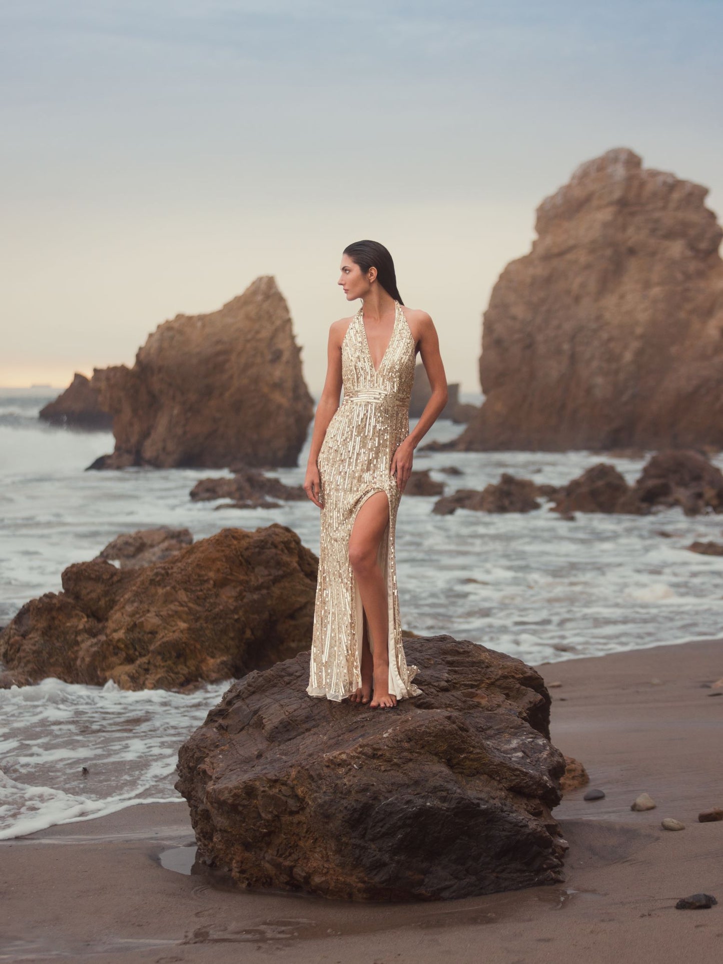 Vestido trompeta con tirantes halter y lentejuelas