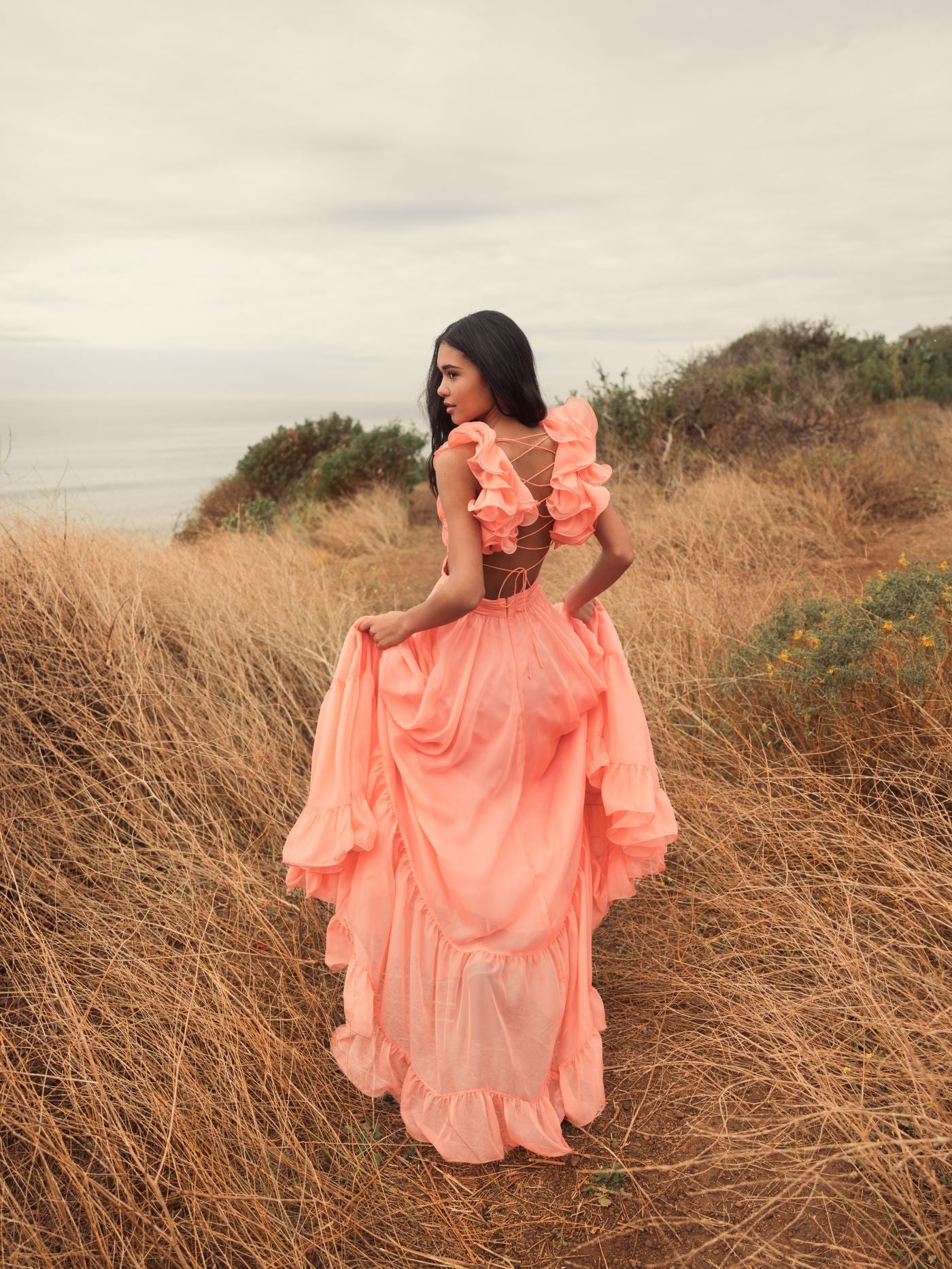 Vestido de gasa con aberturas y volantes en capas