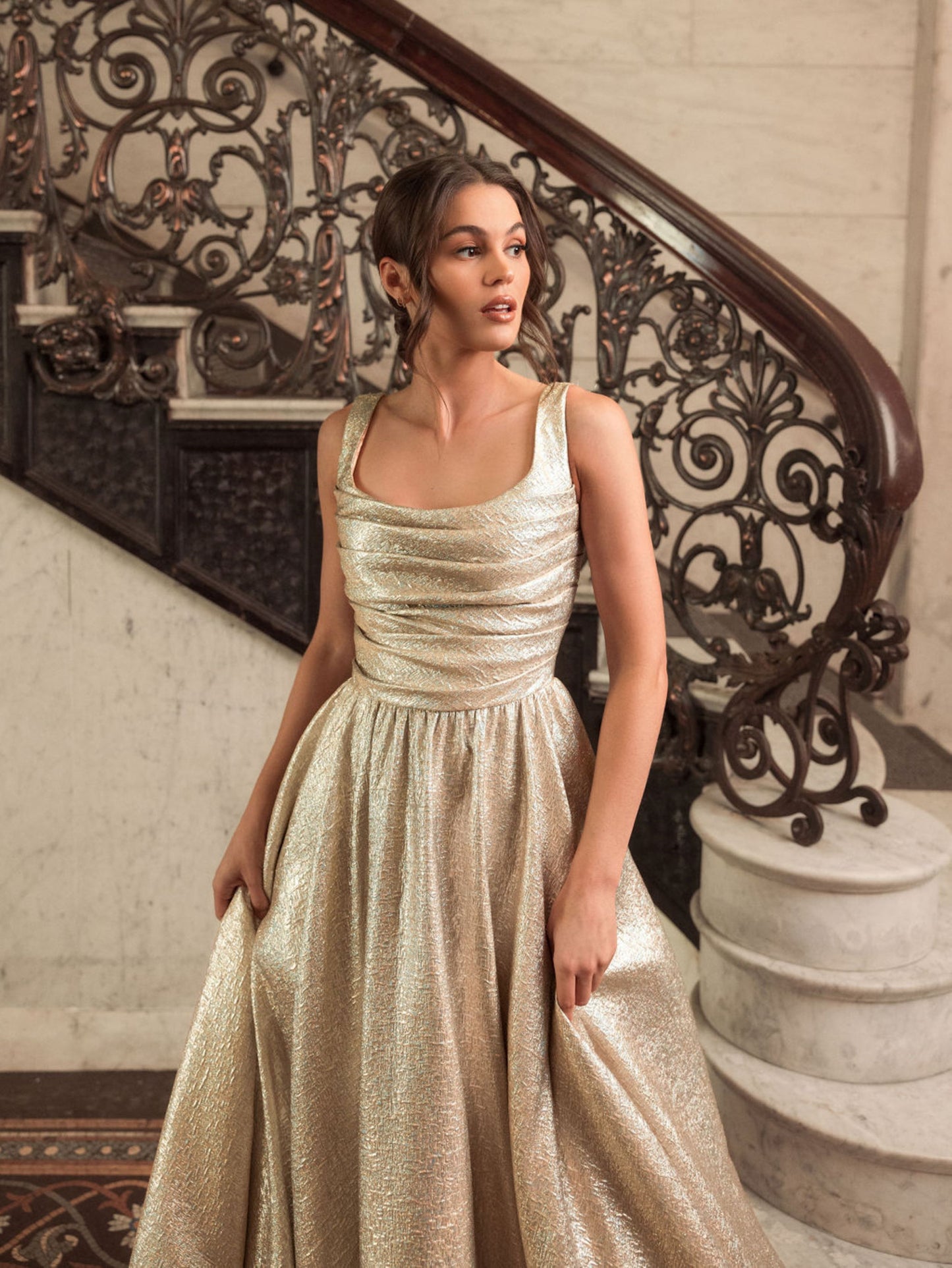 Robe de bal à corsage plissé métallisé