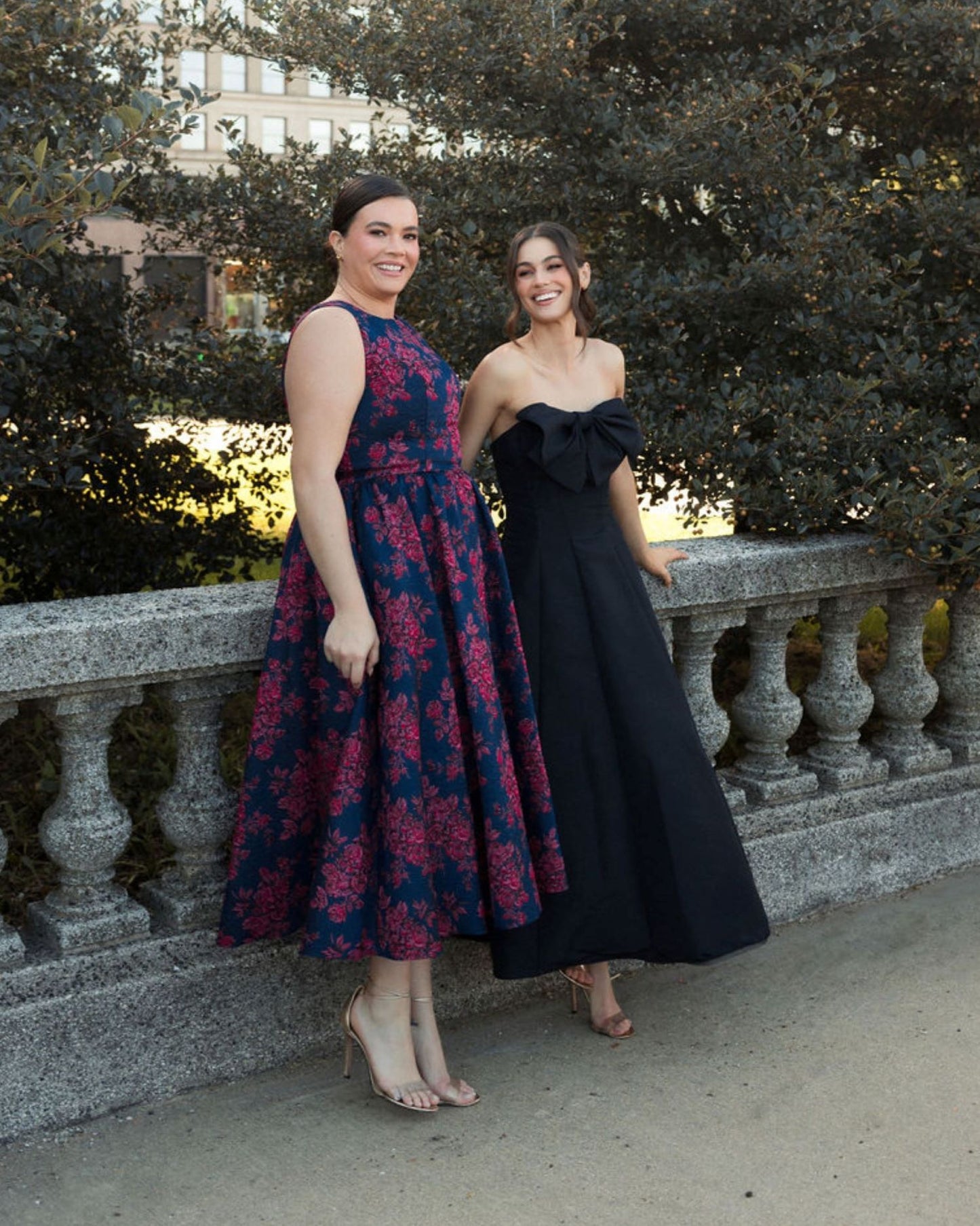 Ärmelloses Kleid mit Blumenstickerei