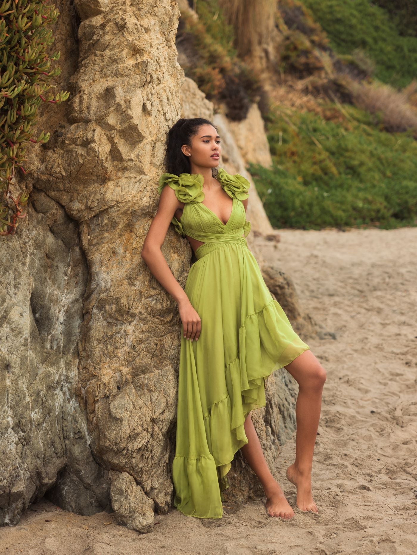 Vestido alto-bajo de gasa con aberturas escalonadas y volantes