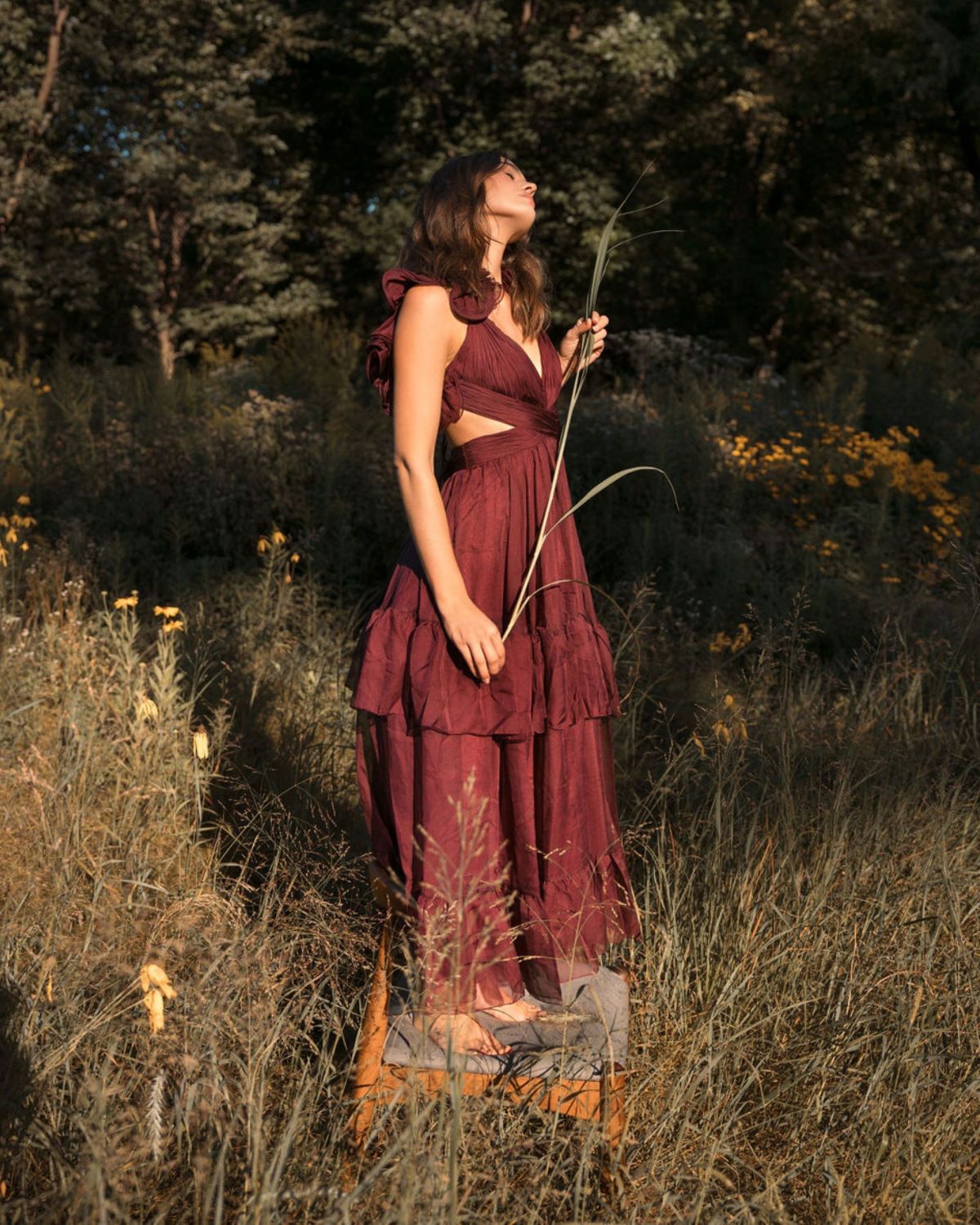 Vestido de chiffon com babados e recortes em camadas 