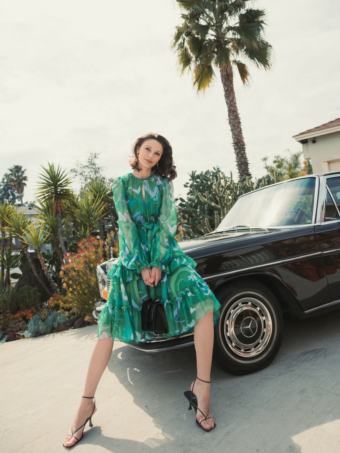 Vestido midi gasa estampada manga obispo cintura con lazo y volante verde