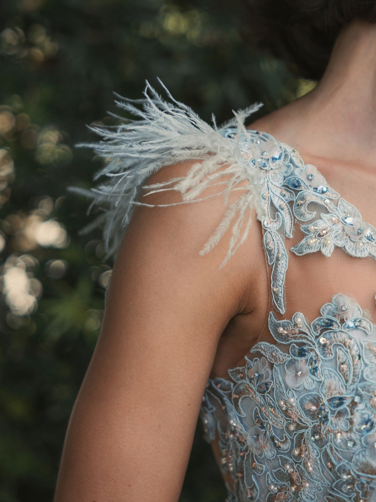 Vestido trompeta de un hombro con apliques bordados y plumas