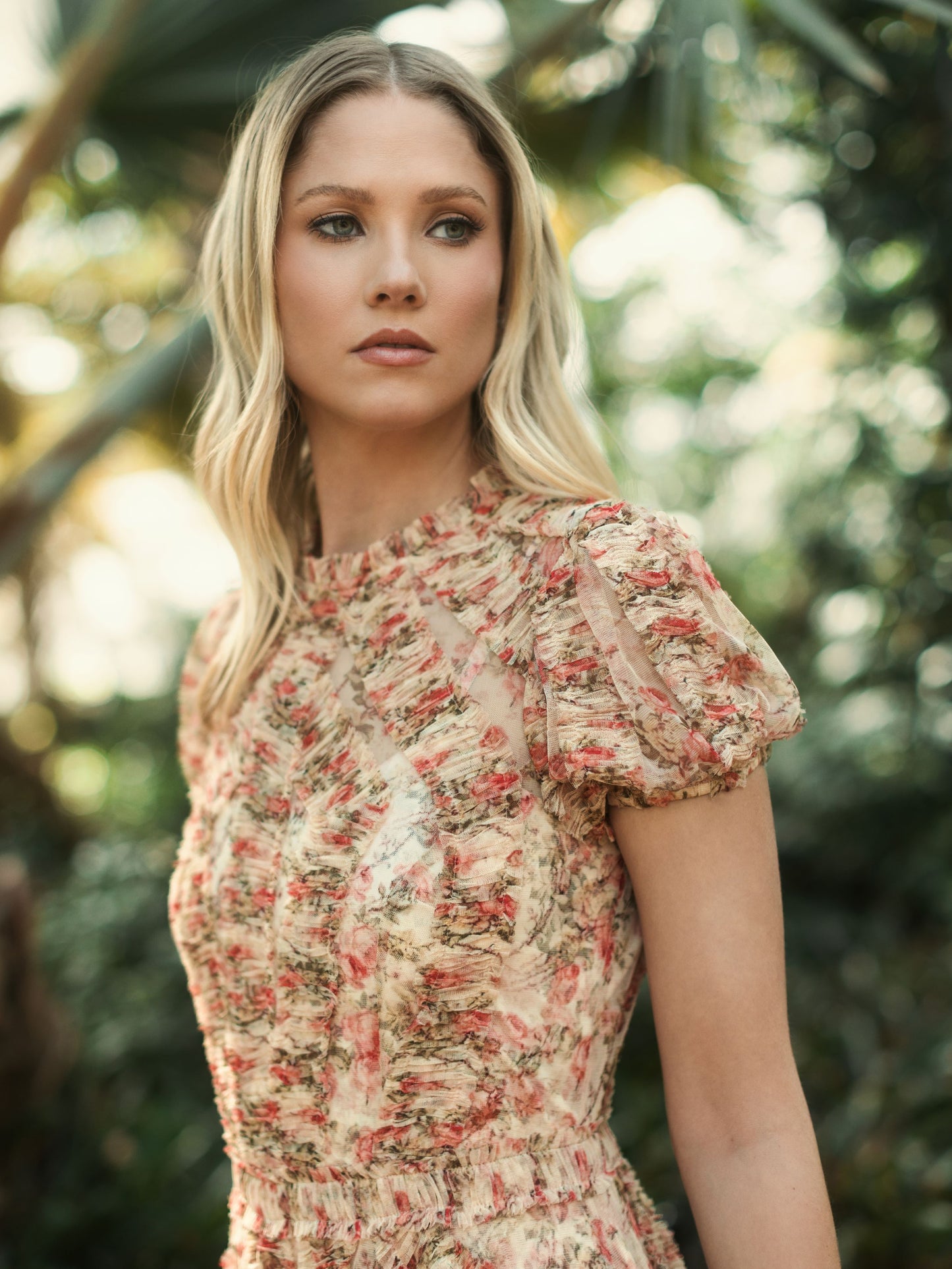 Vestido de malha floral com babados e gola alta