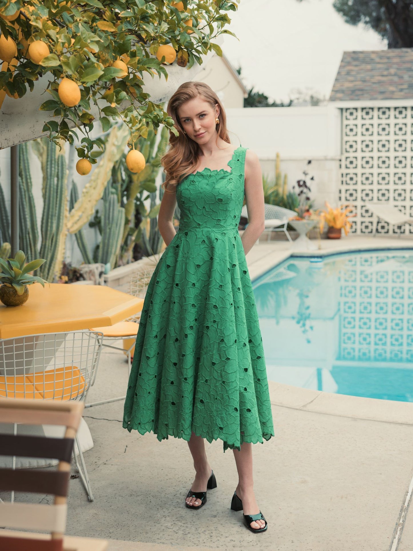 Vestido midi con estampado floral y bordado