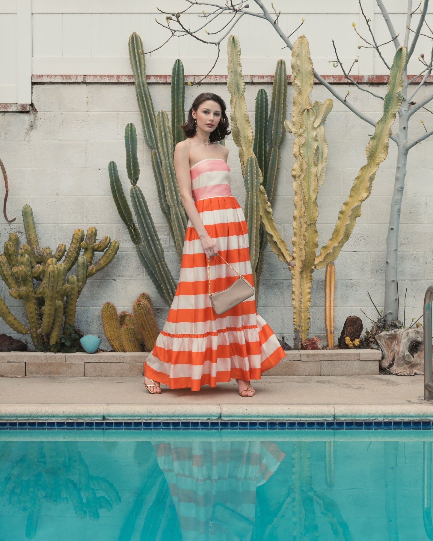 Vestido largo con volantes y tirantes de organza a rayas