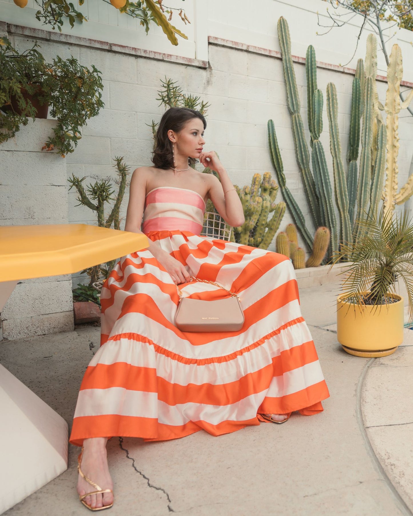 Vestido largo con volantes y tirantes de organza a rayas