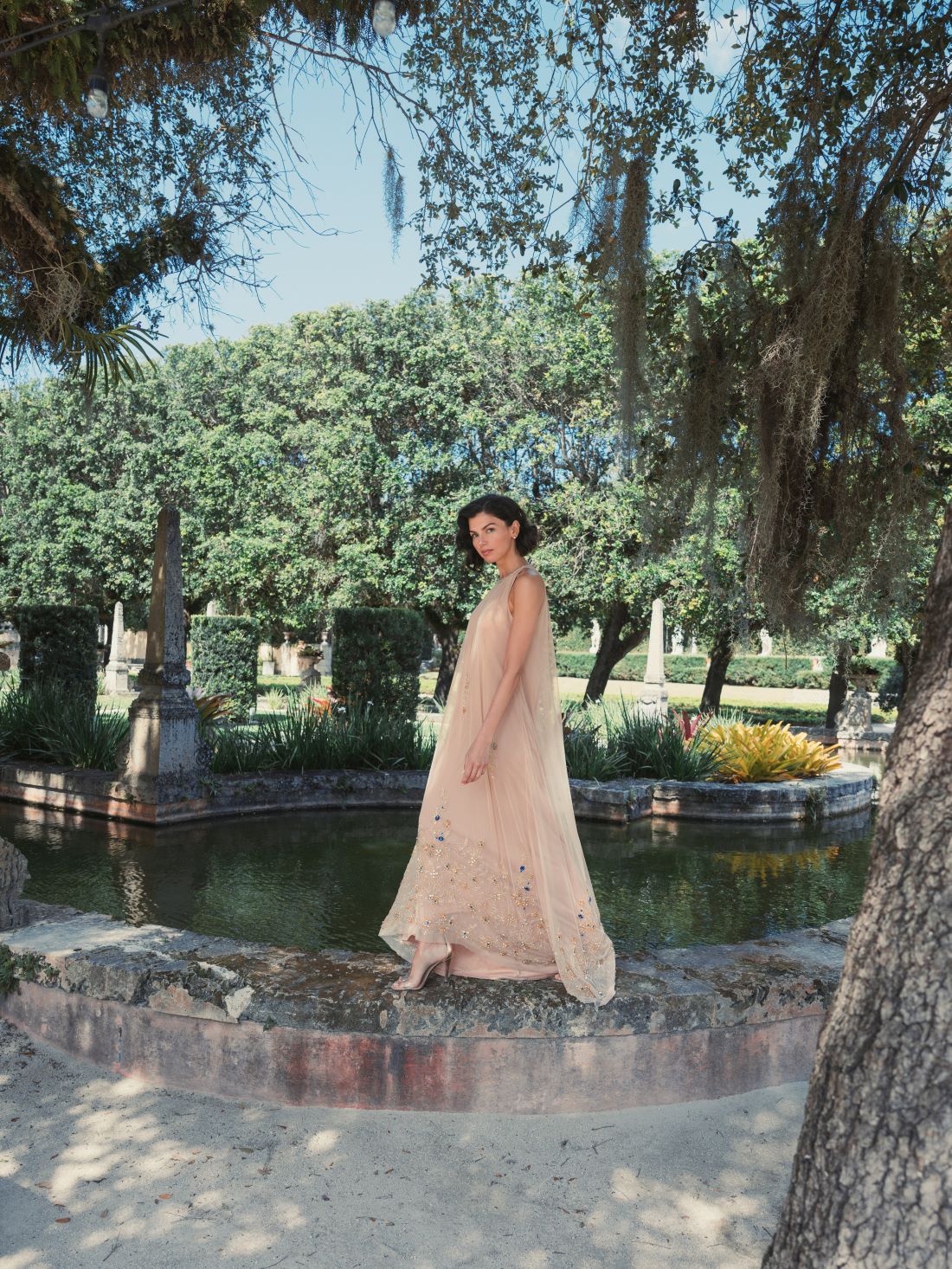 Vestido trapecio con adornos florales y cuello alto