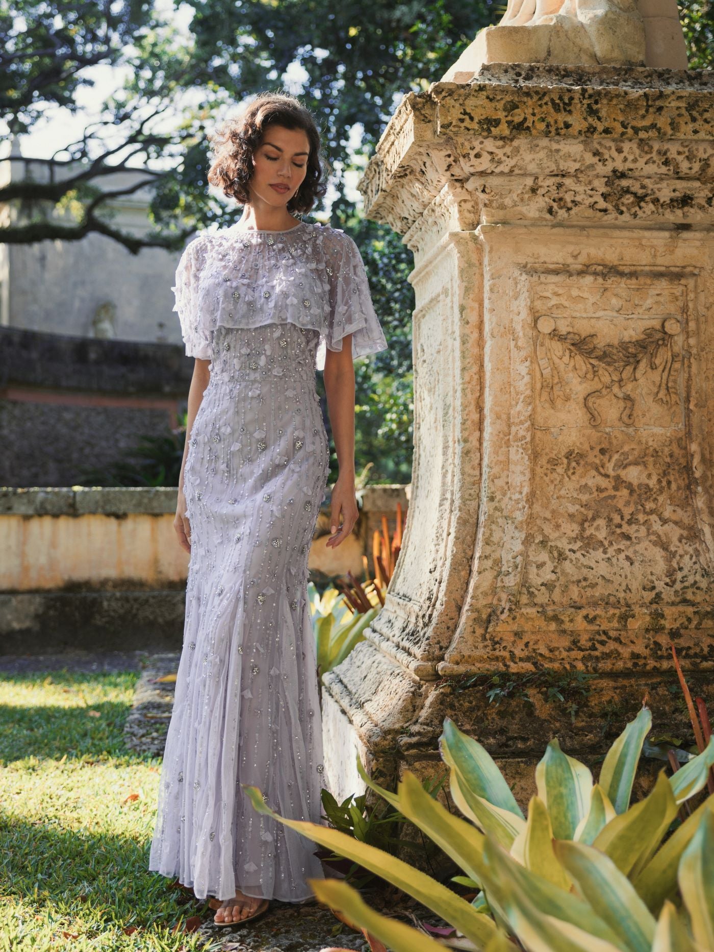 Vestido trompeta con manga capa ilusión y adornos