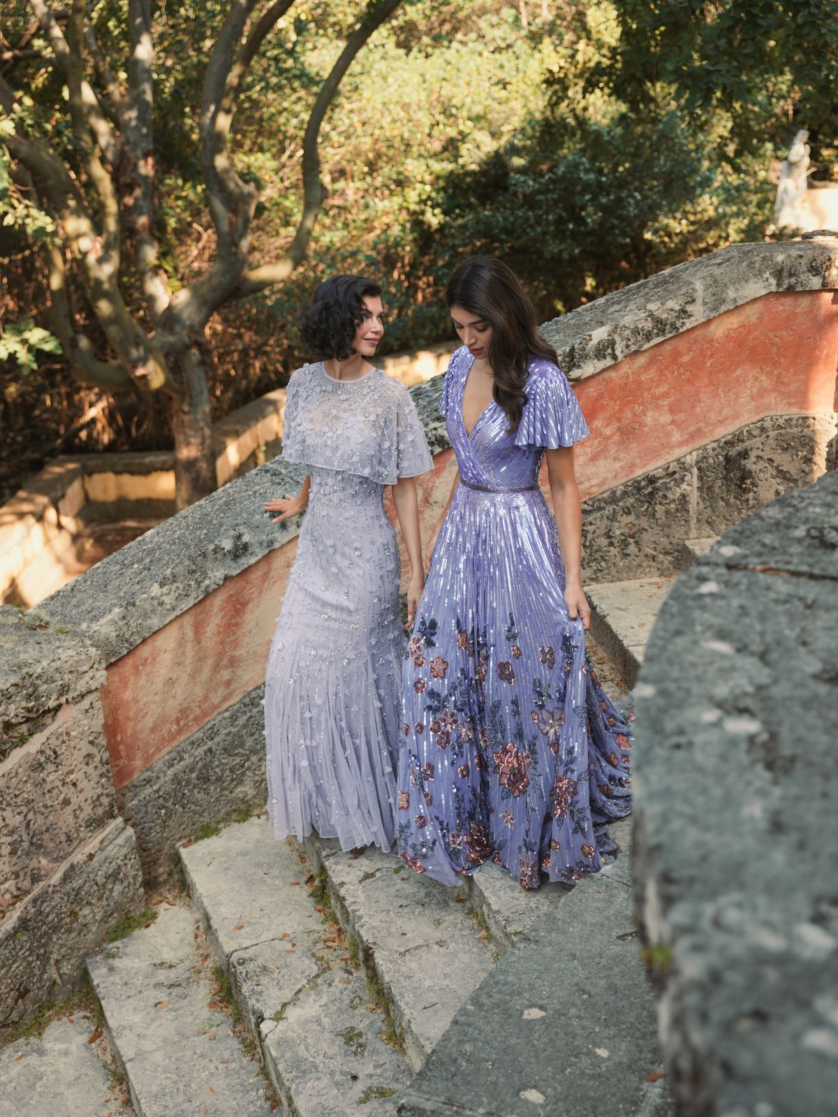 Vestido trompeta con manga capa ilusión y adornos