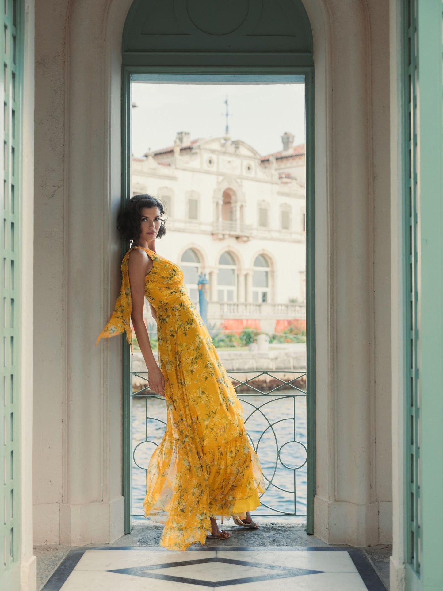 Vestido longo floral com laço de um ombro só