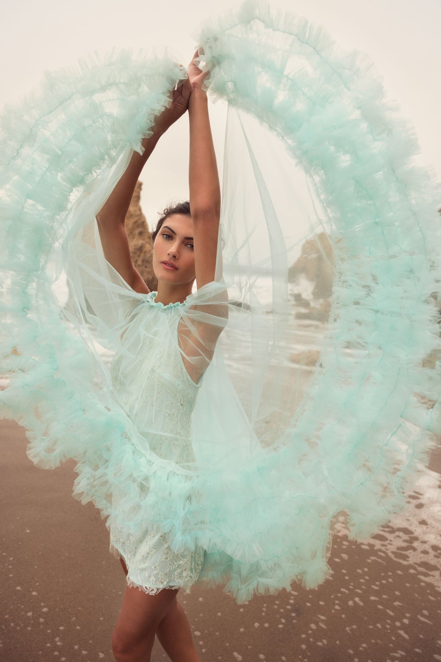 Vestido de tule franzido com decote alto e corte A