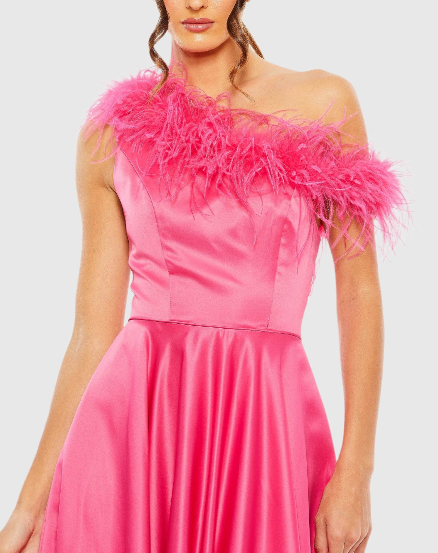 Vestido acampanado de un hombro con detalle de plumas