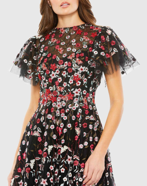 Vestido em linha A com comprimento de chá e borboleta enfeitado